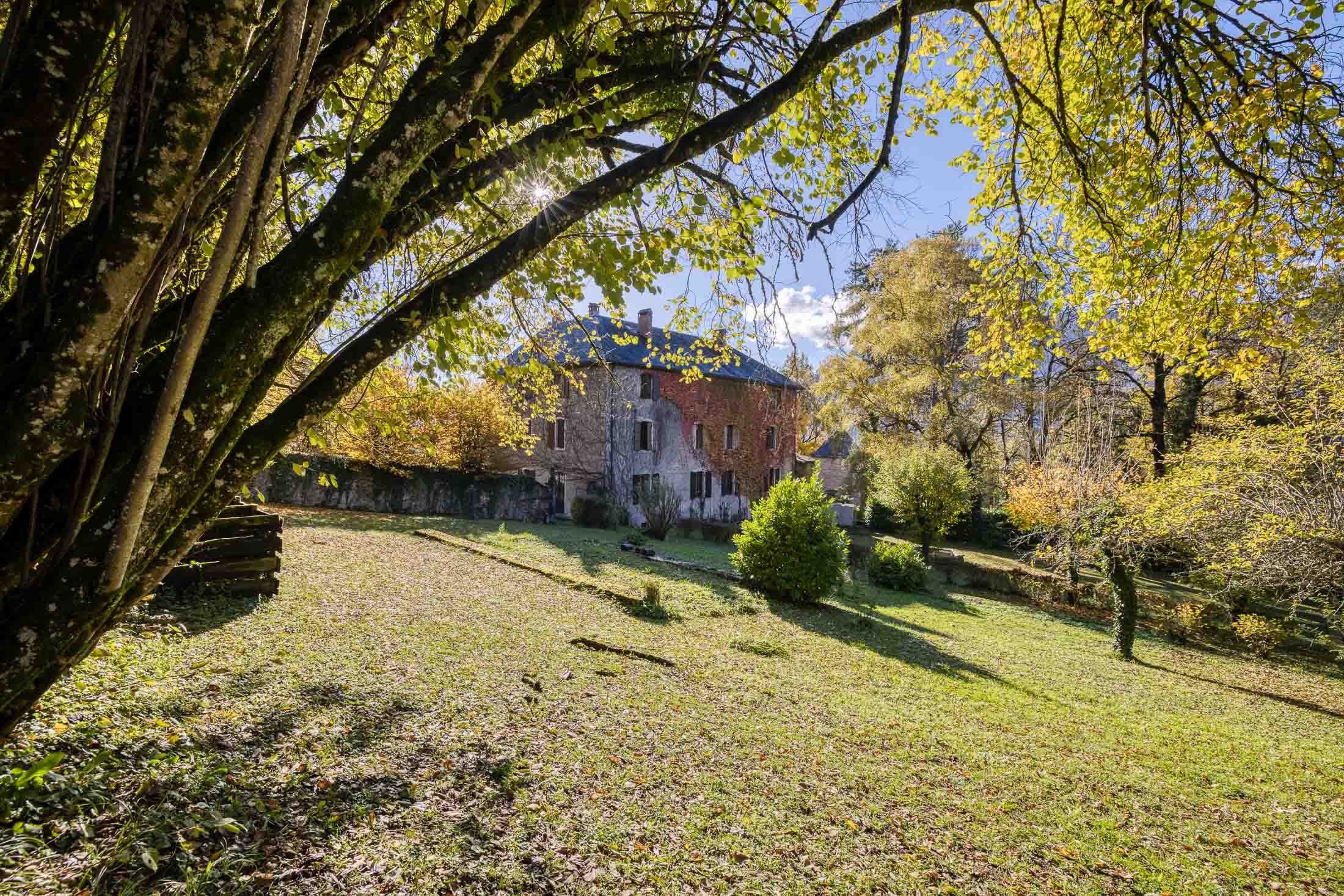  Between mountains and lakes an exceptional château from the 18th century - 物件實景