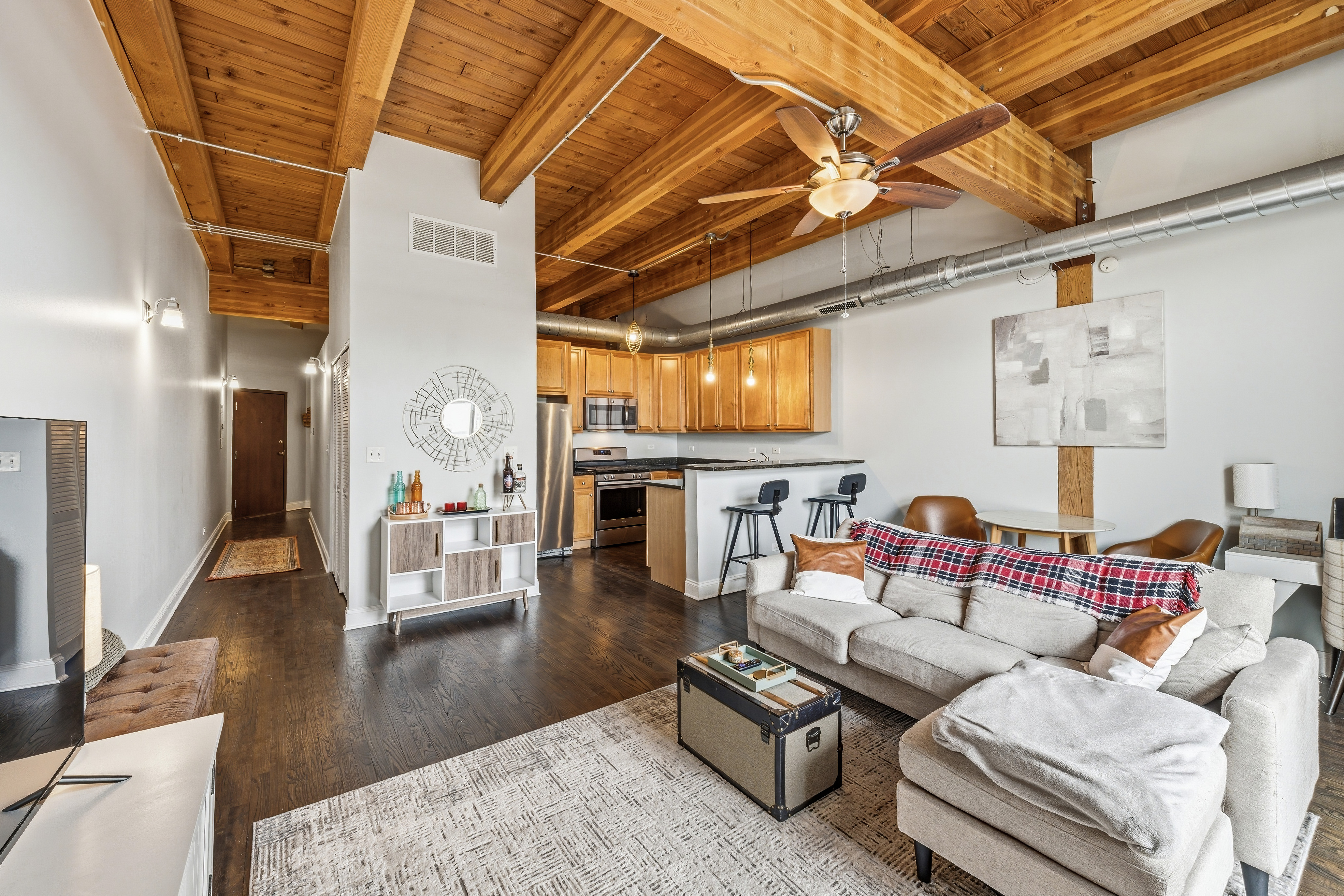  True Timber Loft in a Magical West Town - 物件實景