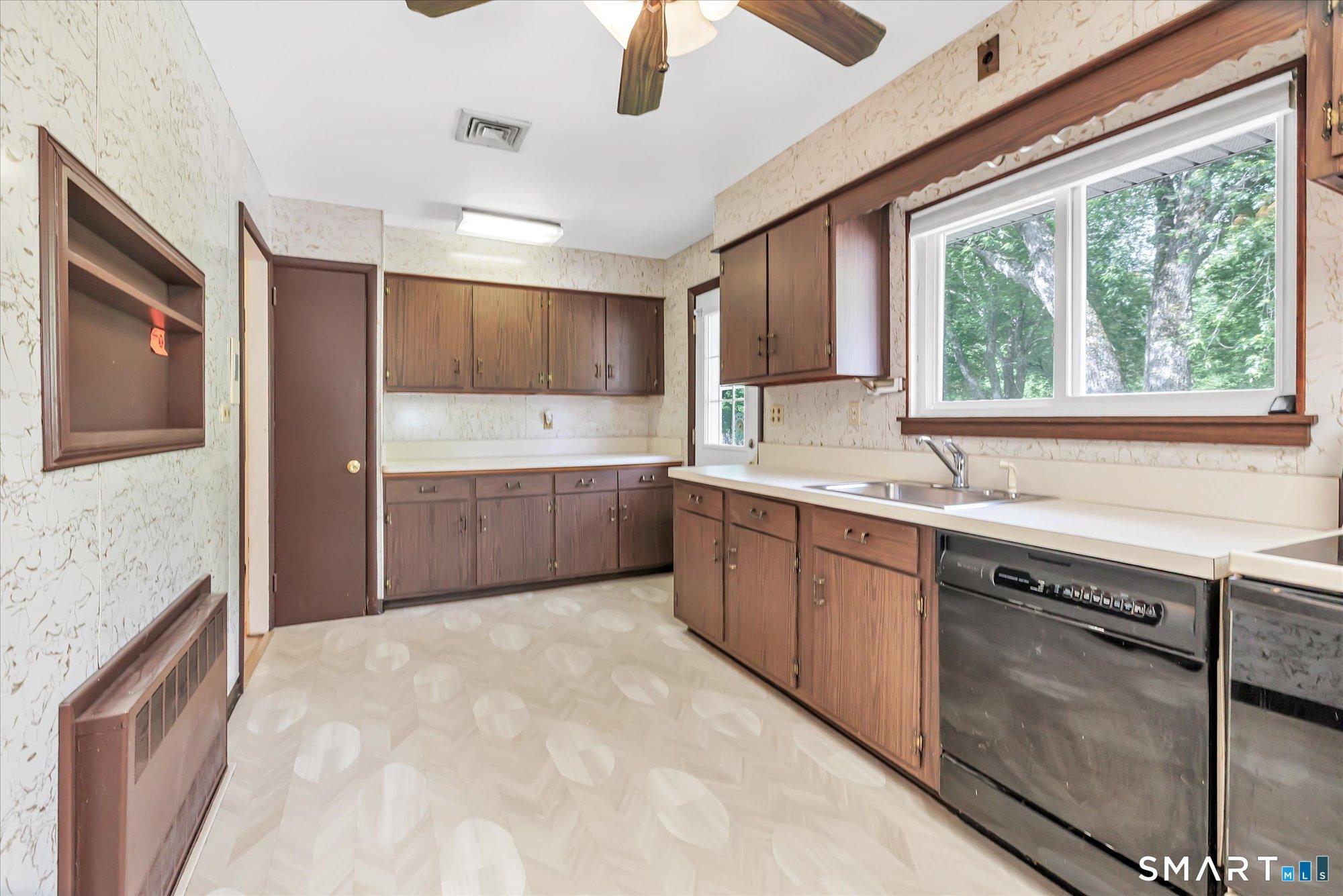 Trumbull, Connecticut, 06611, United States, 3 Bedrooms Bedrooms, ,2 BathroomsBathrooms,Residential,For Sale,2048685