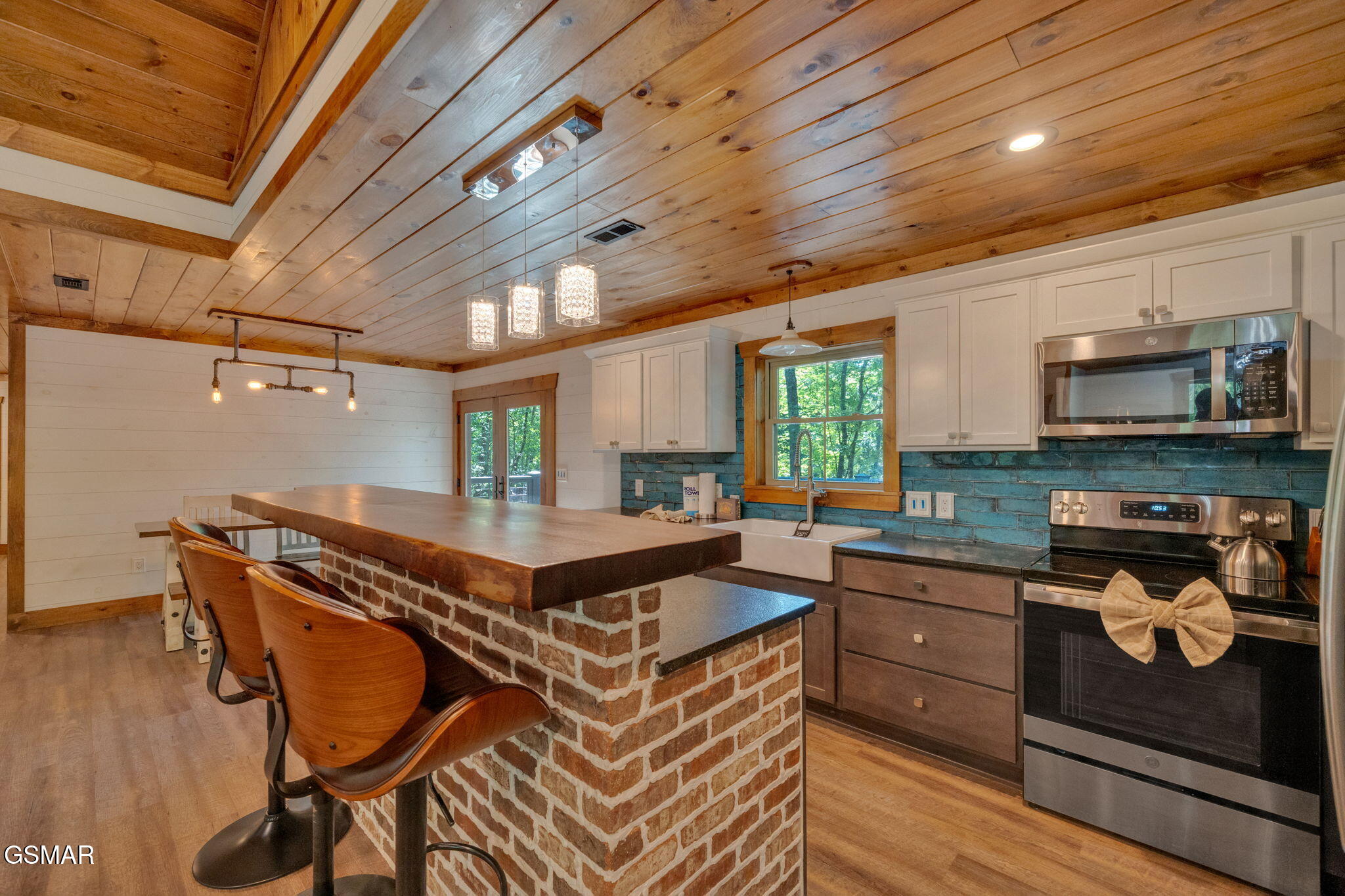 Gatlinburg, Tennessee, 37738, United States, 4 Bedrooms Bedrooms, ,5 BathroomsBathrooms,Residential,For Sale,1921348