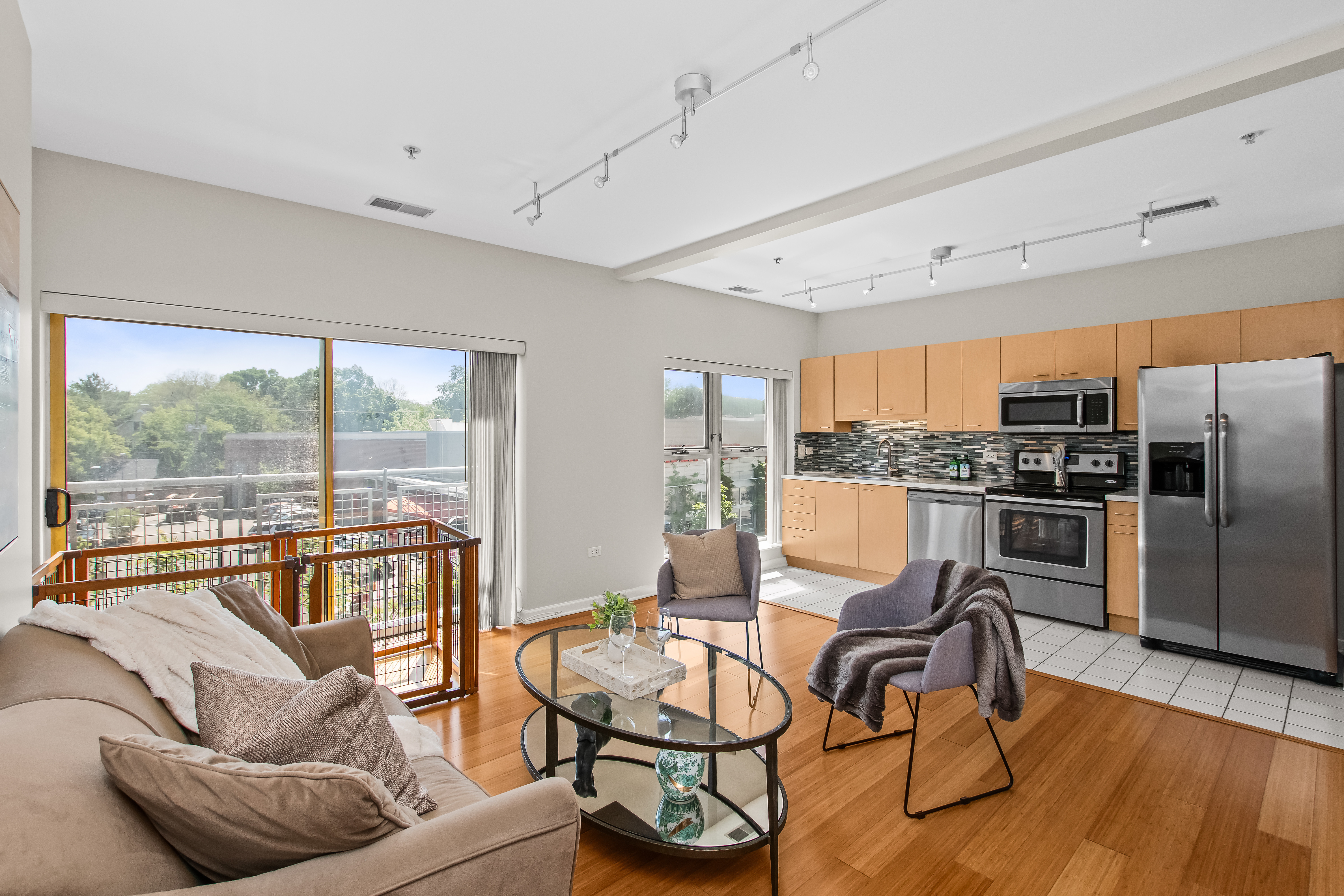  Spacious Unit in Desirable Chicago Avenue Place - 物件實景