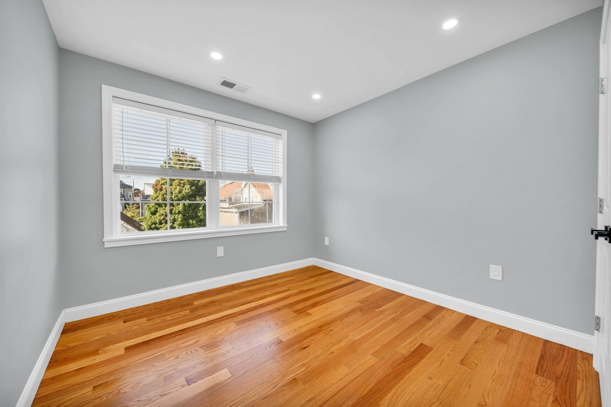 Lynn, Massachusetts, 01902, United States, 3 Bedrooms Bedrooms, ,4 BathroomsBathrooms,Residential,For Sale,1943123
