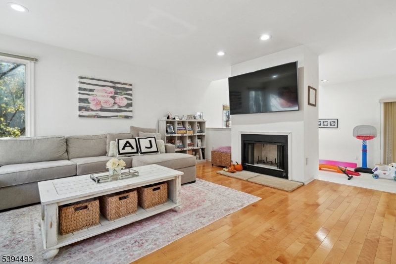 West Orange Twp., New Jersey, 07052, United States, 3 Bedrooms Bedrooms, ,3 BathroomsBathrooms,Residential,For Sale,1987656