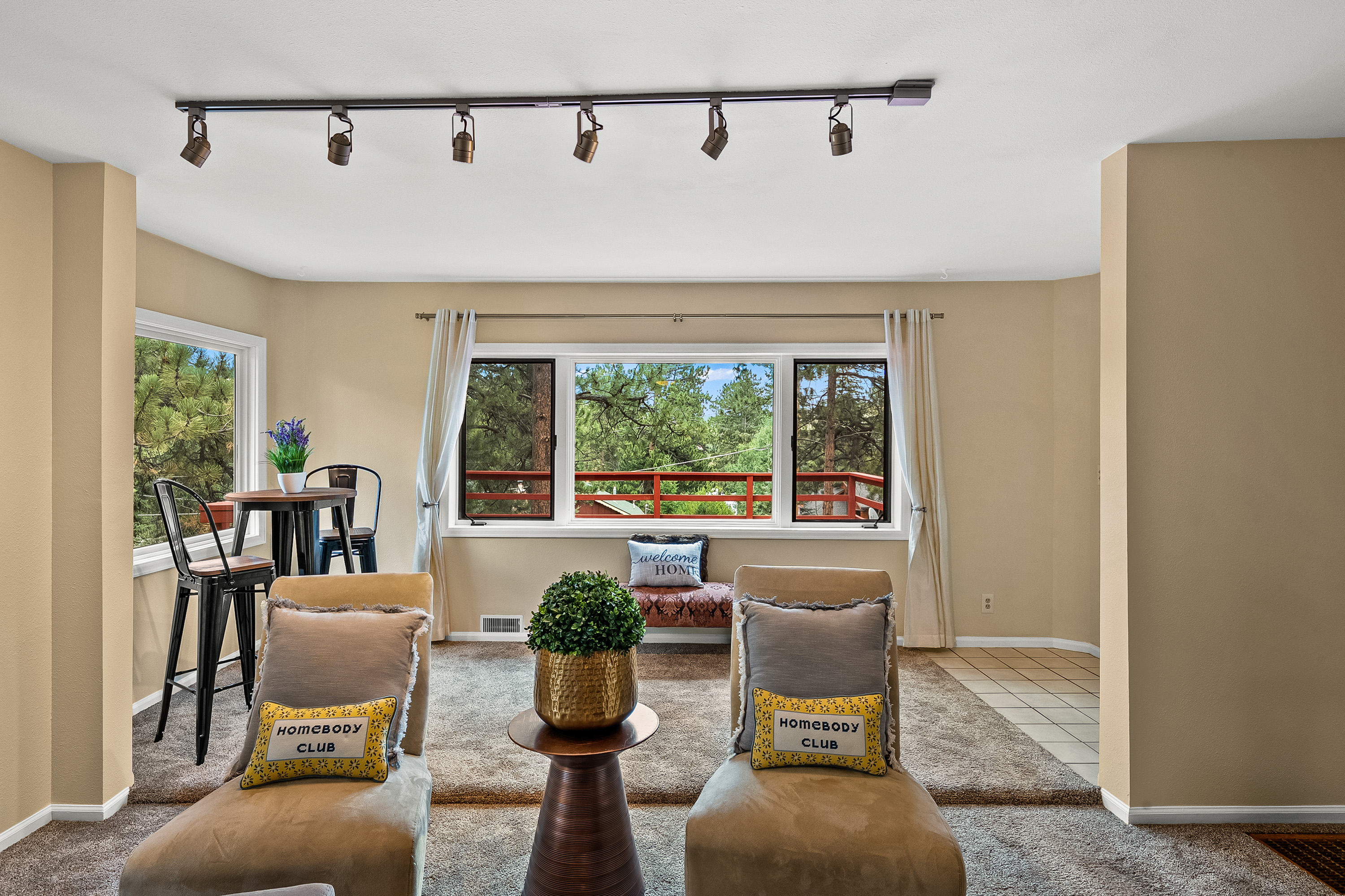  Rare Opportunity to Own 2 Homes Just Steps Away from Coveted Evergreen Lake - 物件實景