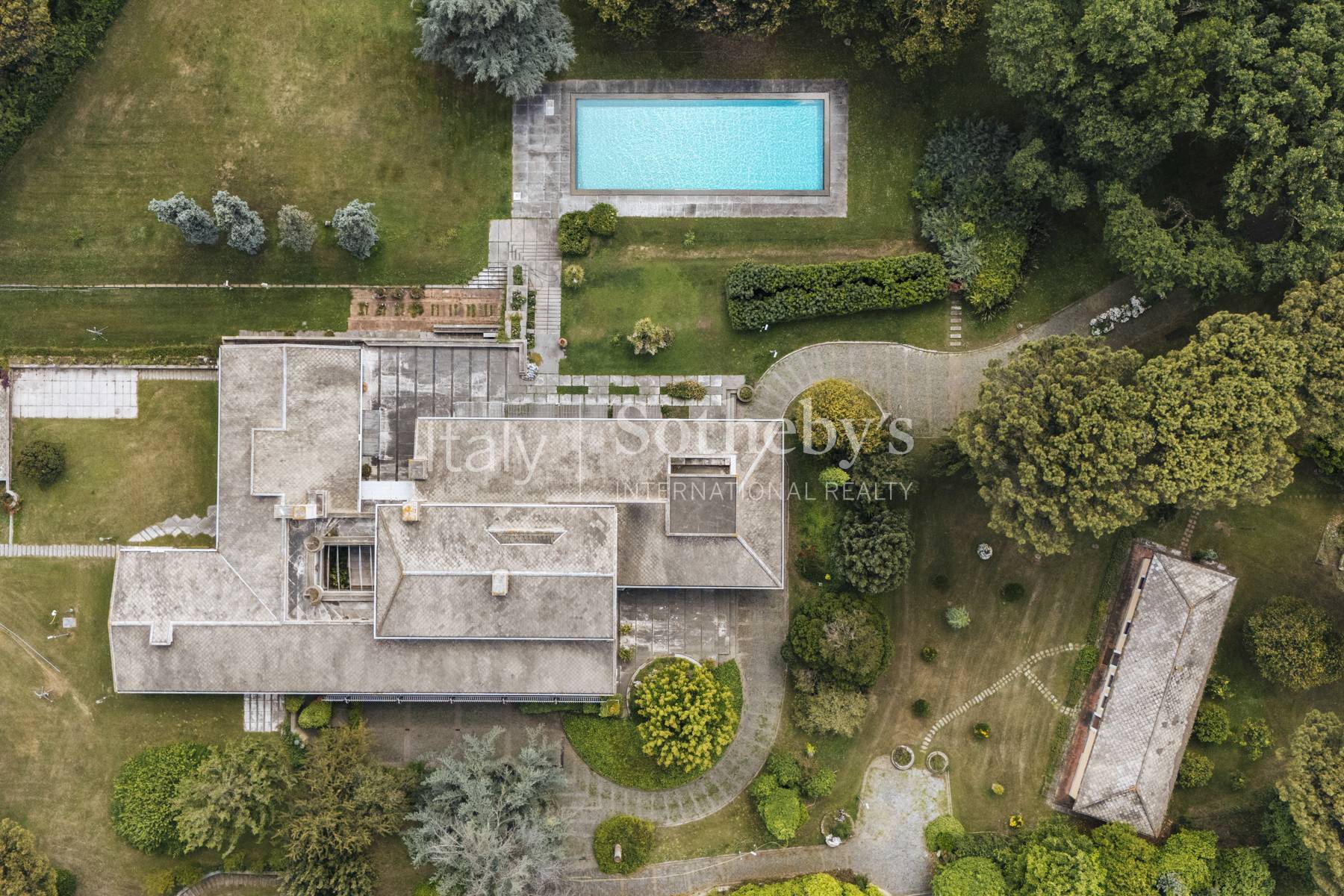 Iconic mansion immersed in a private park with pool - 物件實景