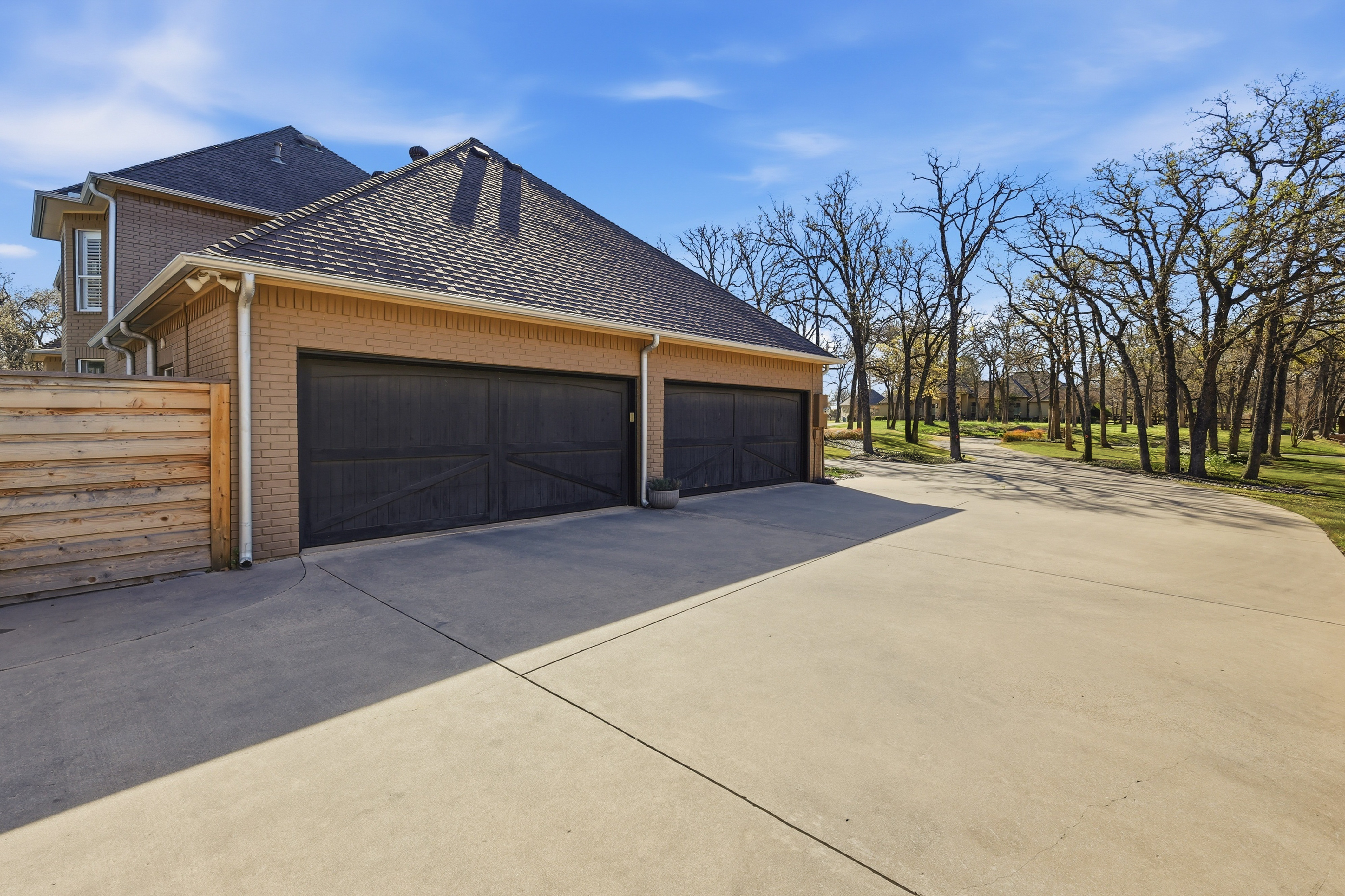  Resort-Style Estate Living on 1.9 Wooded Acres in Prestigious Shadow Wood Estate - 物件實景