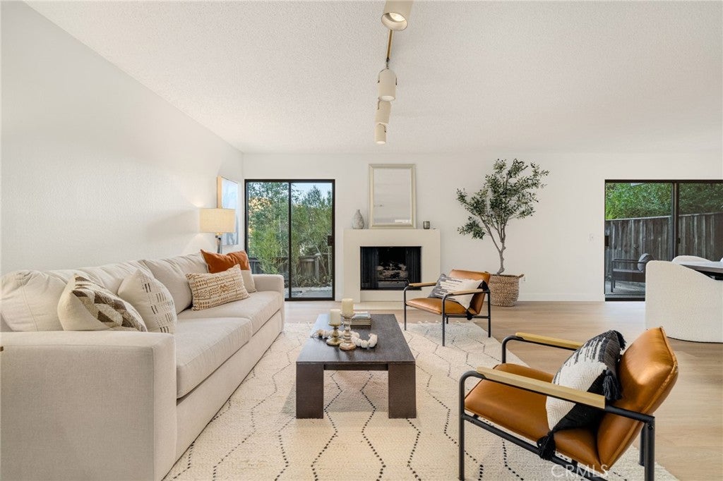 Glendale, California, 91206, United States, 2 Bedrooms Bedrooms, ,3 BathroomsBathrooms,Residential,For Sale,1941682
