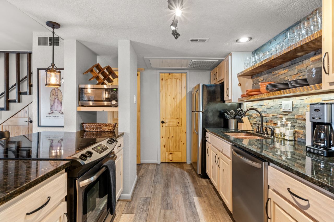 Santa Fe, New Mexico, 87501, United States, 2 Bedrooms Bedrooms, ,3 BathroomsBathrooms,Residential,For Sale,1959101