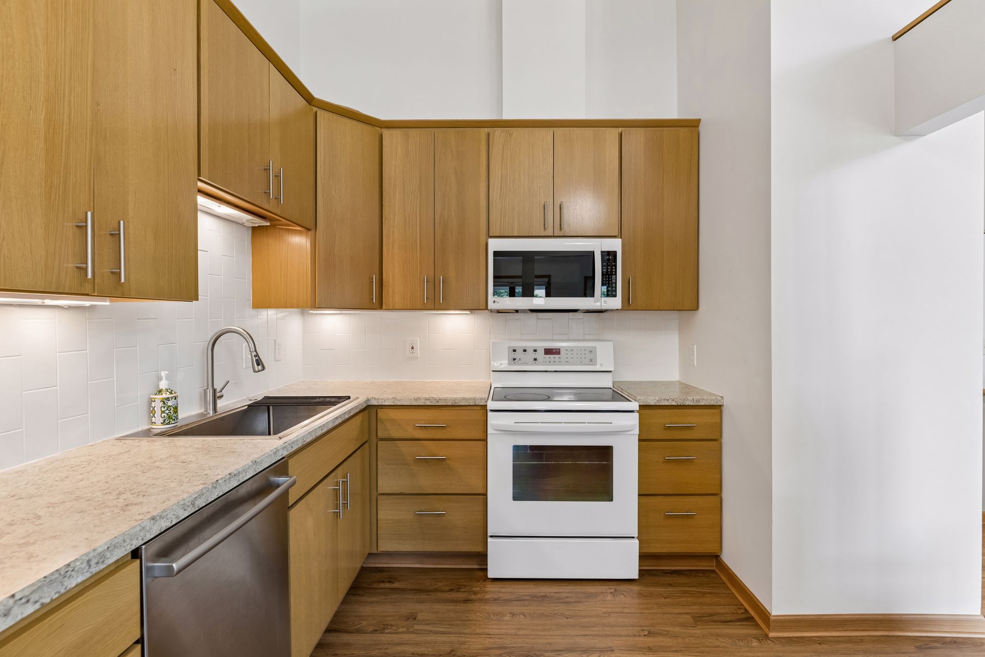  Effortless Townhome Living Near Parks and Dining - 物件實景