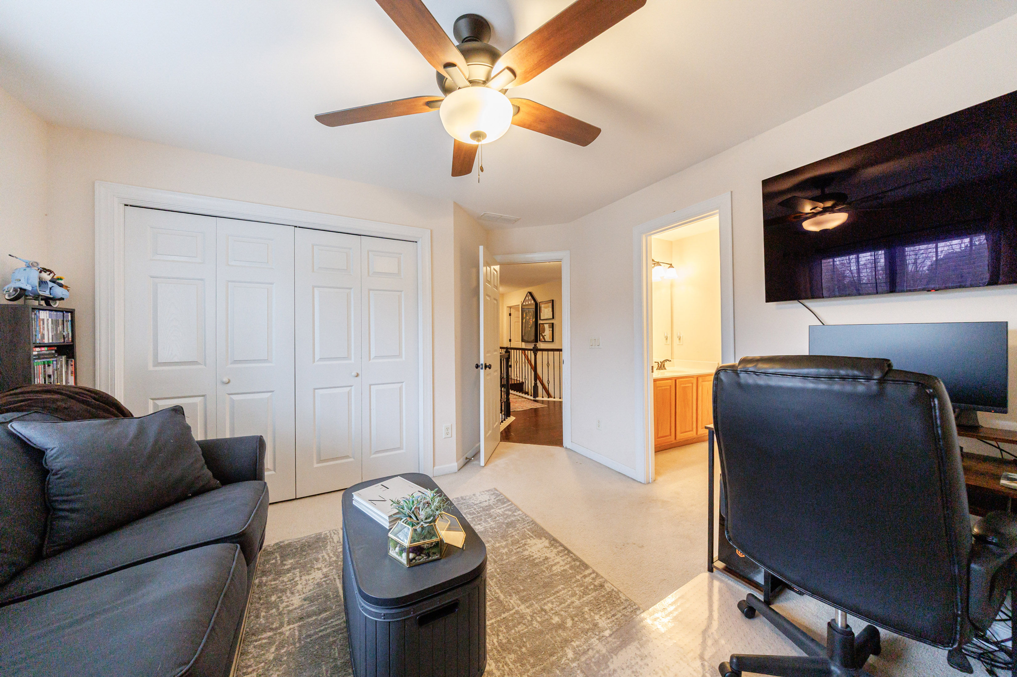  Beautifully Updated and Well Maintained Home in Sought-after Highcroft Community - 物件實景