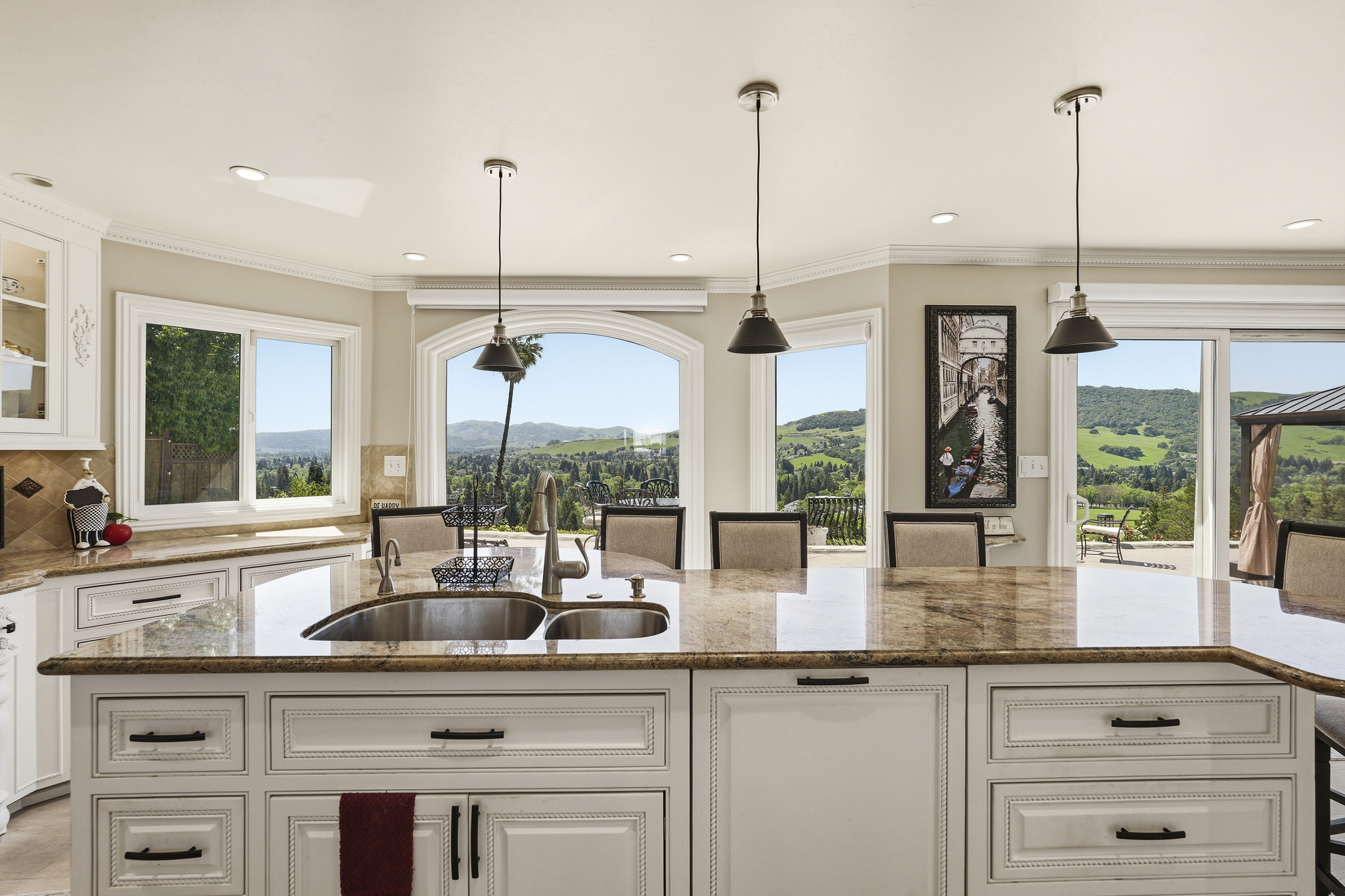  Million Dollar Views and Timeless Elegance in This Exceptional Residence - 物件實景