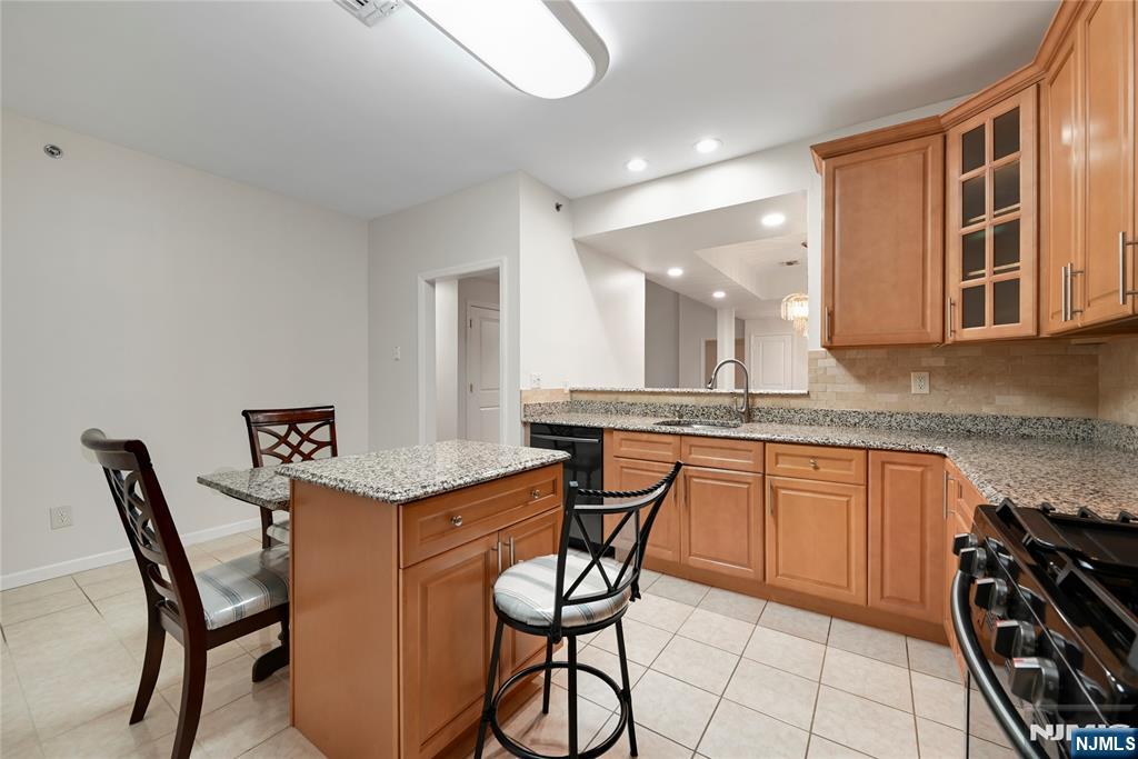 Rochelle Park, New Jersey, 07662, United States, 2 Bedrooms Bedrooms, ,3 BathroomsBathrooms,Residential,For Sale,1906079