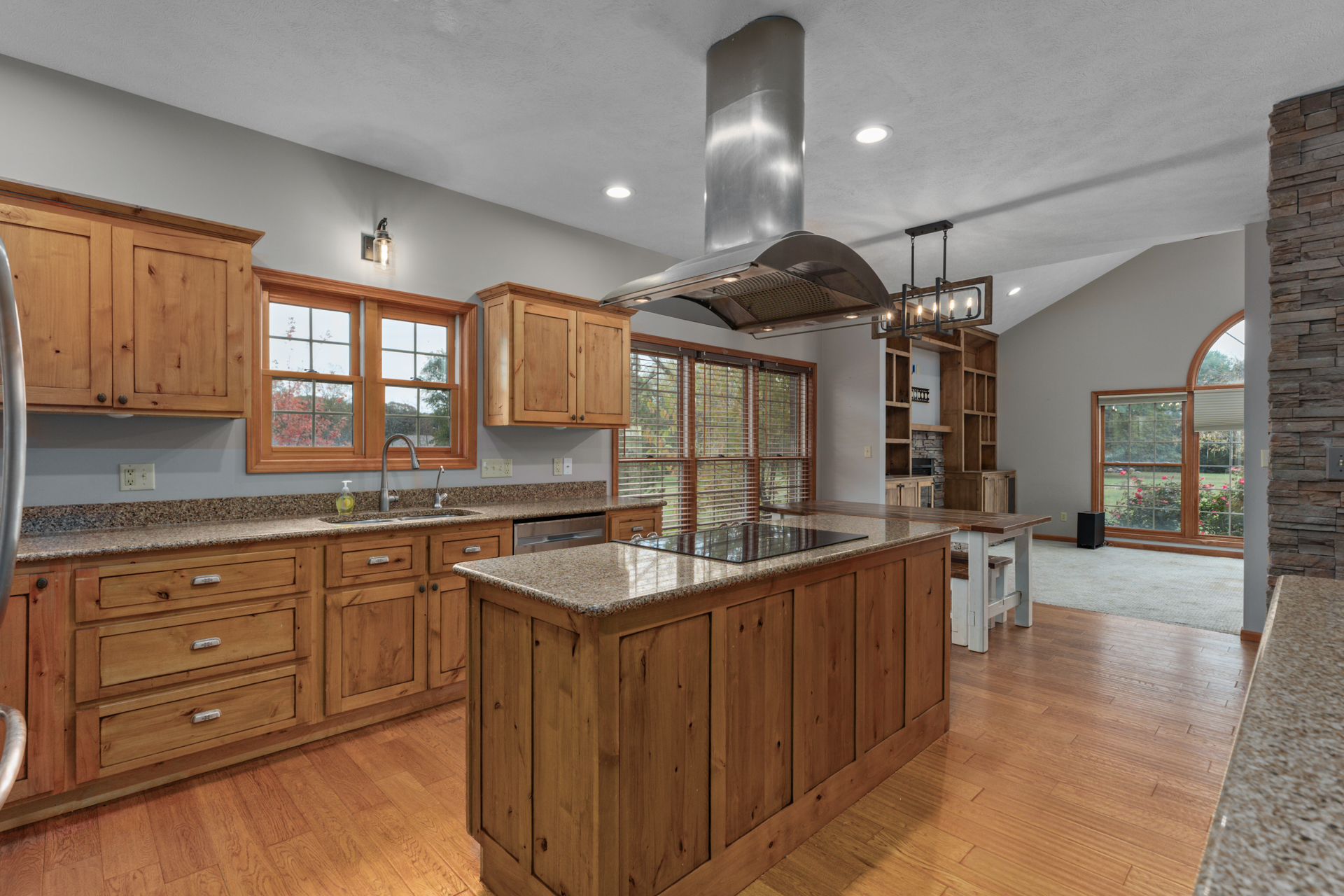 Litchfield, Illinois, 62056, United States, 5 Bedrooms Bedrooms, ,4 BathroomsBathrooms,Residential,For Sale,1986083