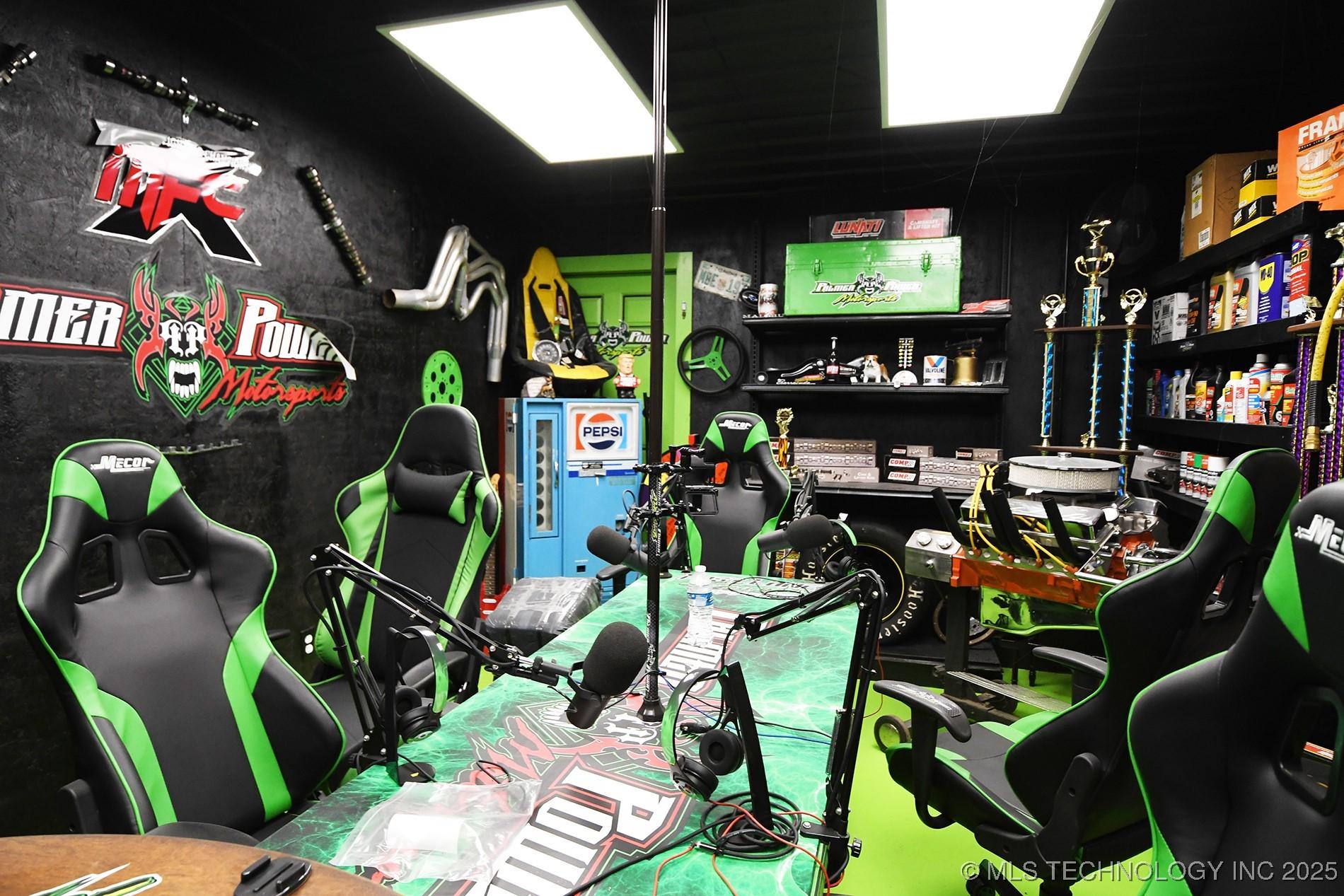 Sallisaw, Oklahoma, 74955, United States, 3 Bedrooms Bedrooms, ,3 BathroomsBathrooms,Residential,For Sale,1977994