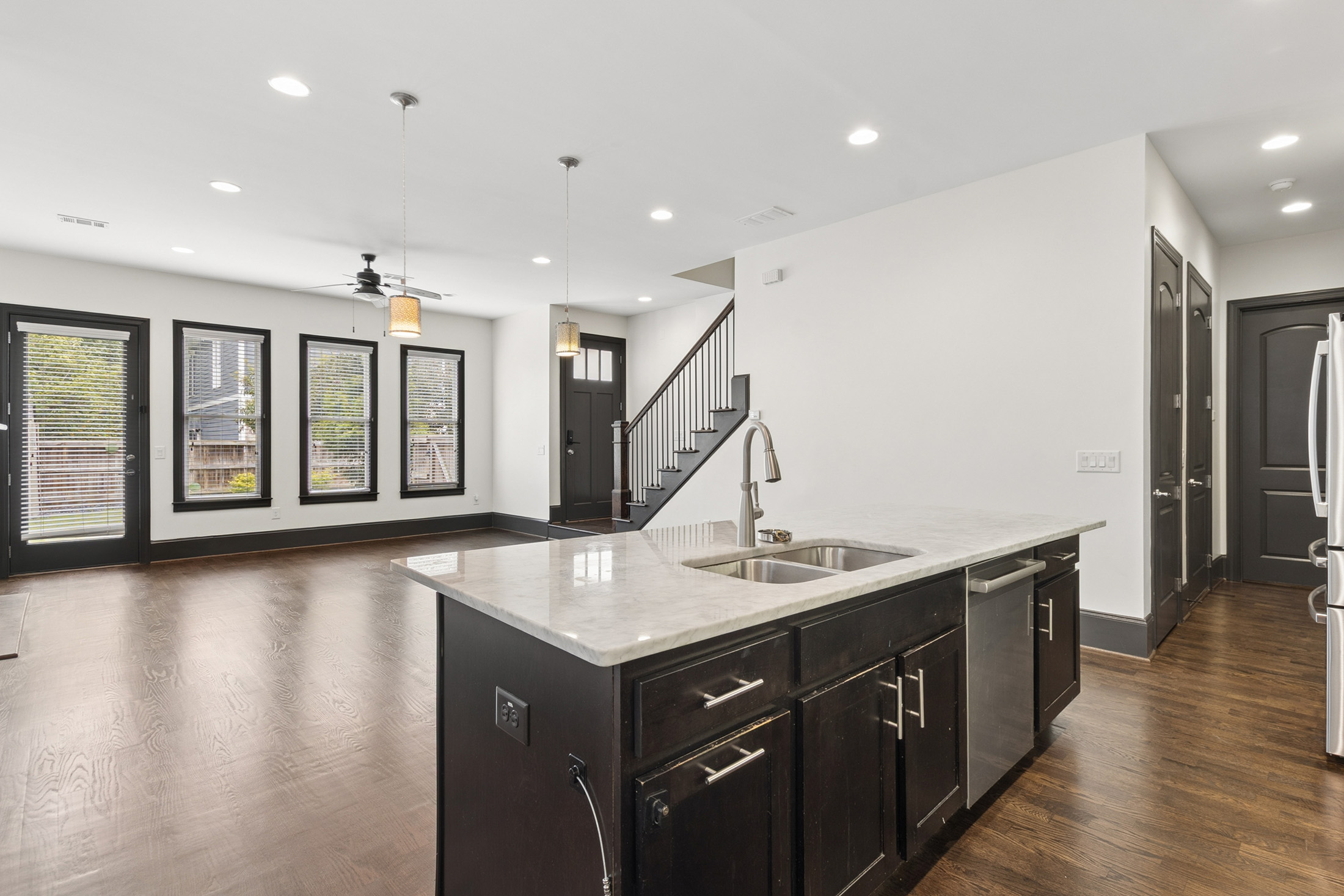  End-Unit Townhome with Fenced Backyard in Prime Location - 物件實景