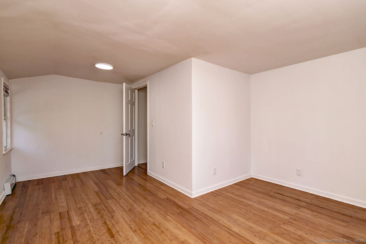 Milford, Connecticut, 06461, United States, 5 Bedrooms Bedrooms, ,2 BathroomsBathrooms,Residential,For Sale,1949907