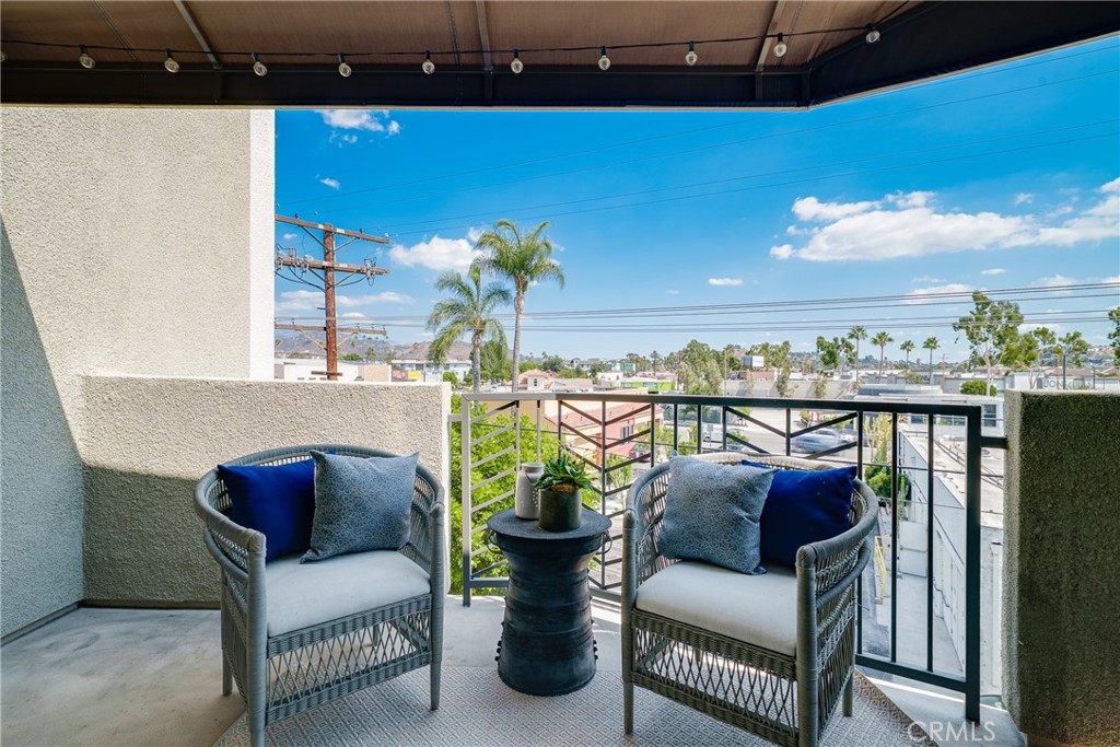 Glendale, California, 91205, United States, 2 Bedrooms Bedrooms, ,2 BathroomsBathrooms,Residential,For Sale,1950855