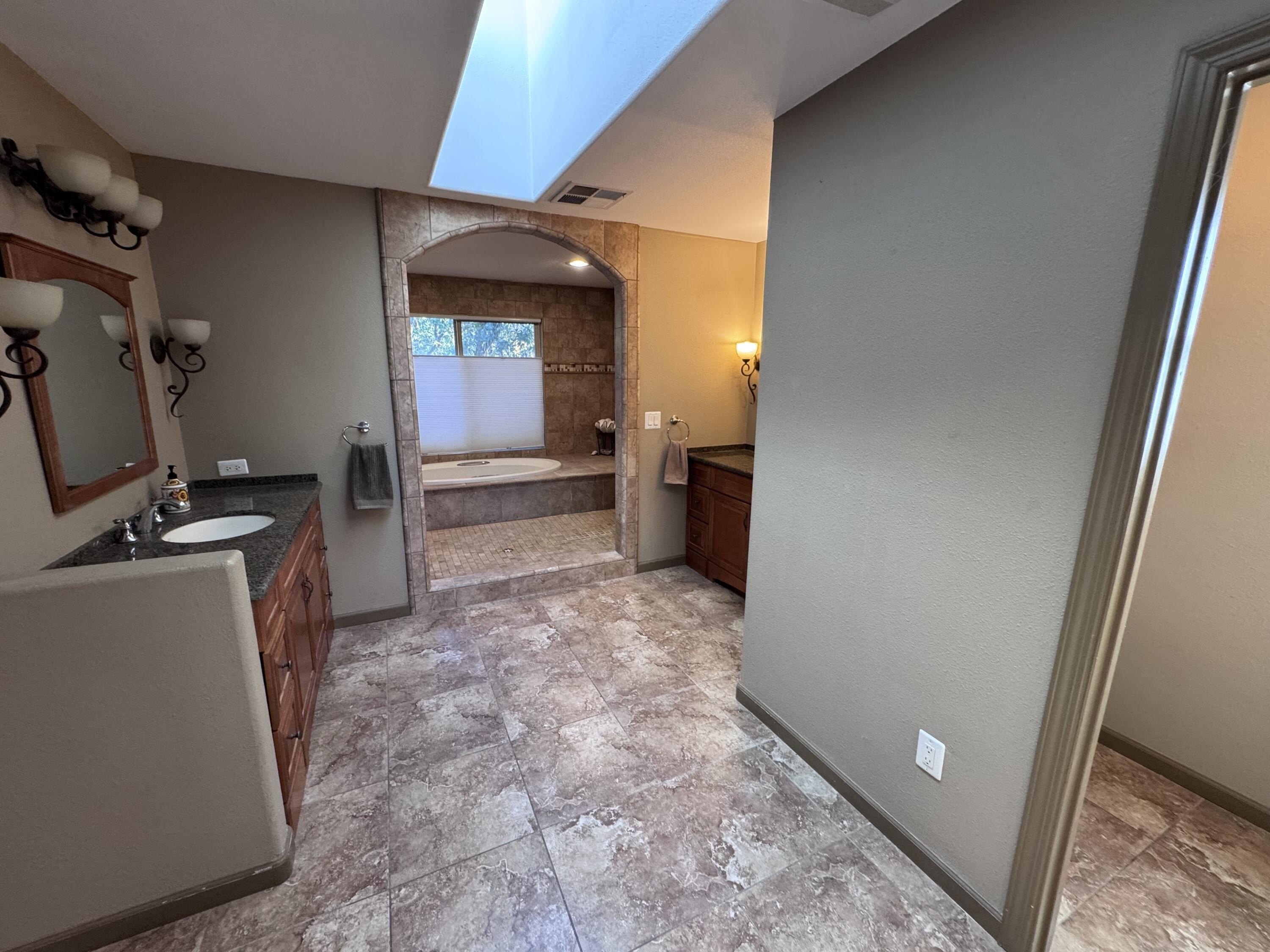 Rogue River, Oregon, 97537, United States, 3 Bedrooms Bedrooms, ,4 BathroomsBathrooms,Residential,For Sale,1982617