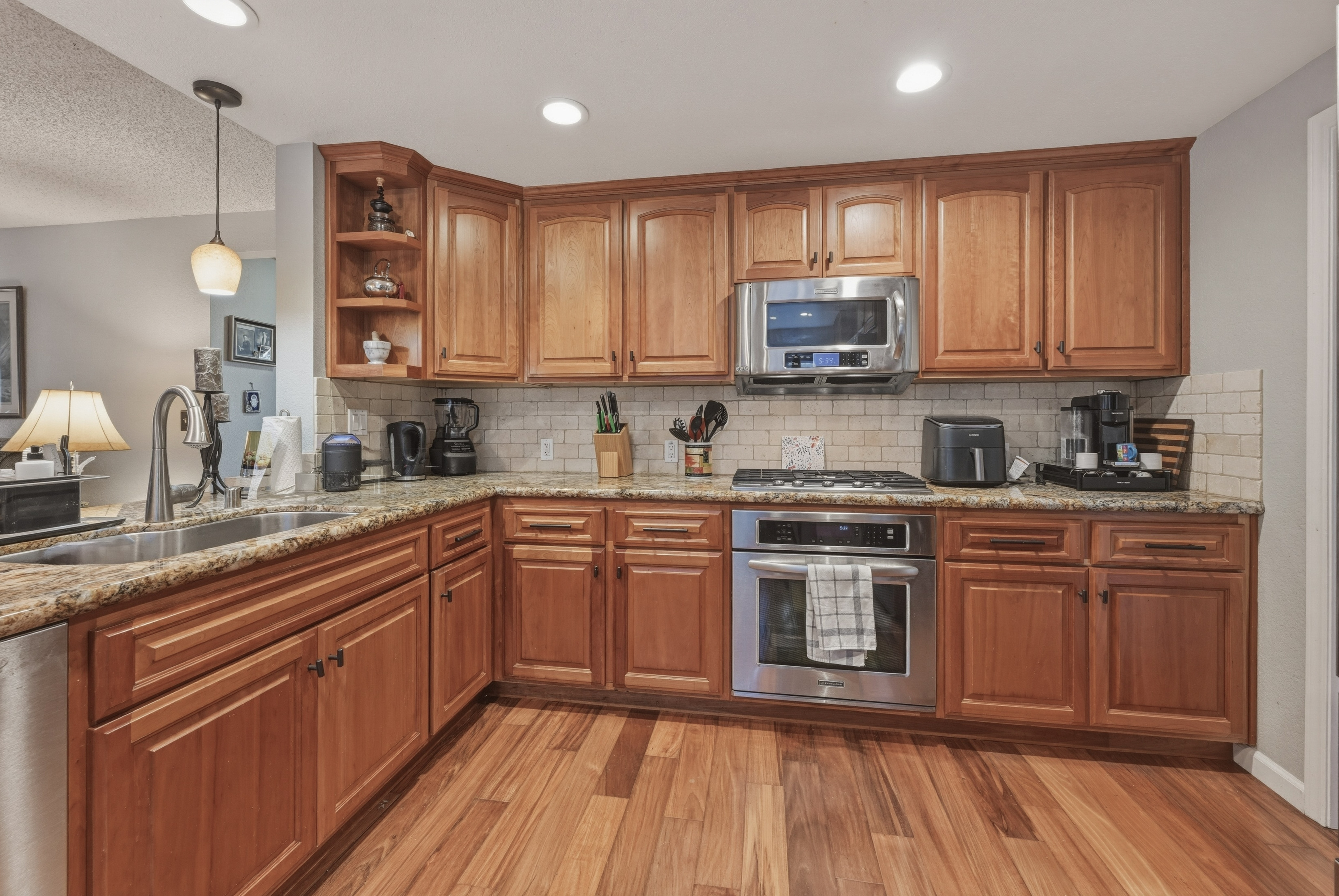  Stunningly Upgraded Home with Modern Amenities and Charm - 物件實景
