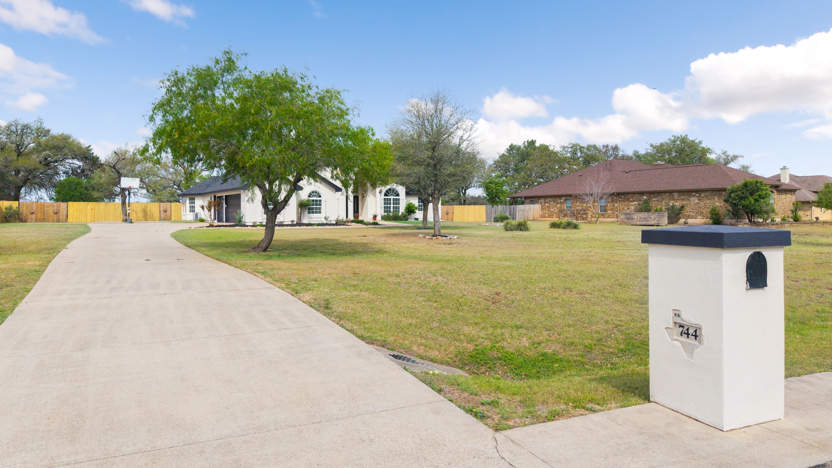  744 Bartlett Drive West - 物件實景