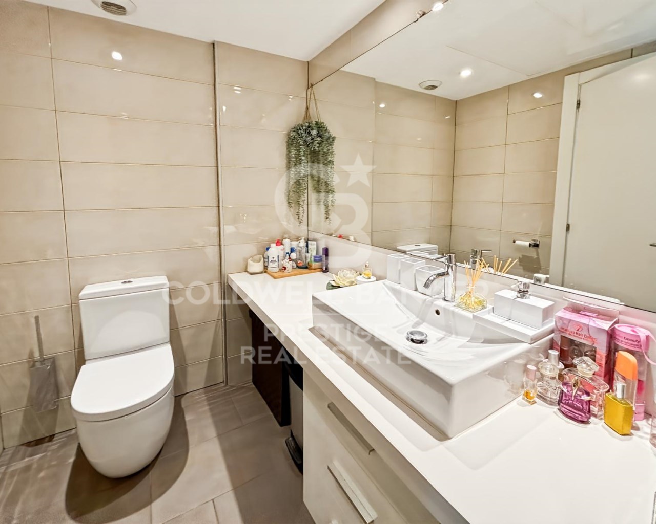 Barcelona, Catalonia, ES, 4 Bedrooms Bedrooms, ,3 BathroomsBathrooms,Residential,For Sale,1804639