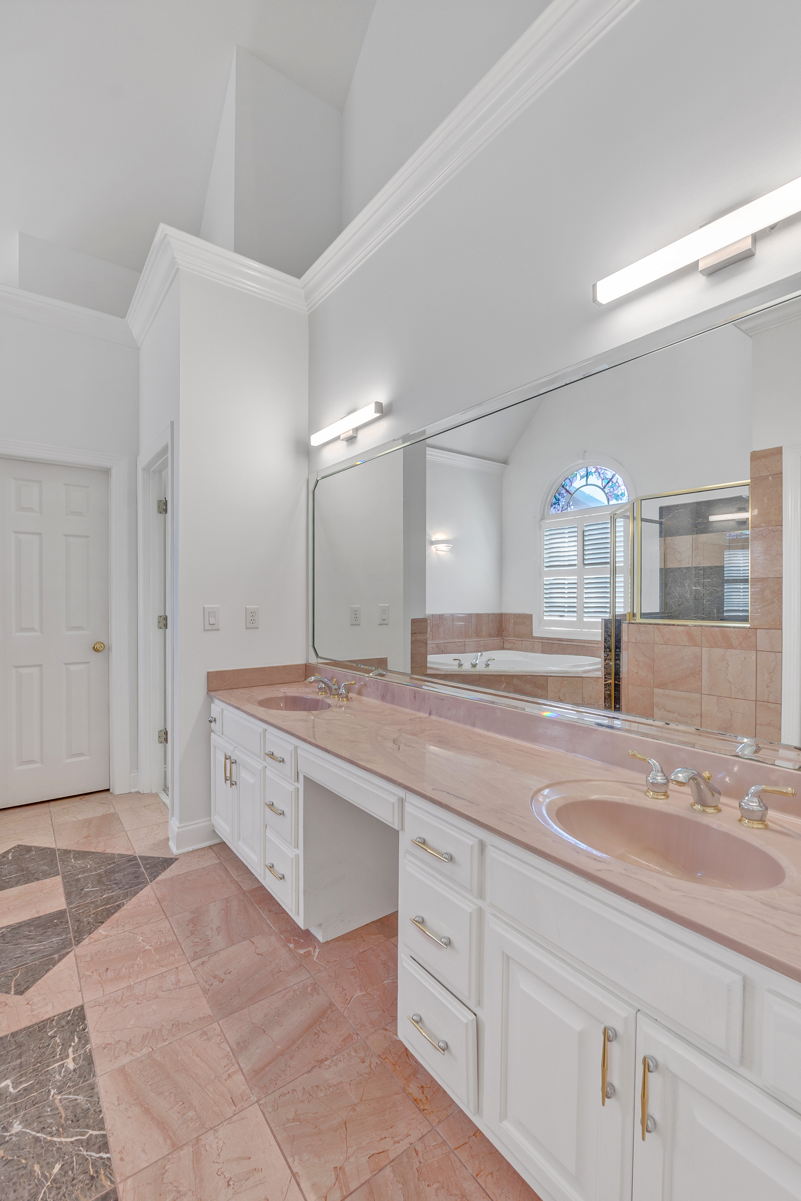 Tullahoma, Tennessee, 37388, United States, 6 Bedrooms Bedrooms, ,5 BathroomsBathrooms,Residential,For Sale,1851275