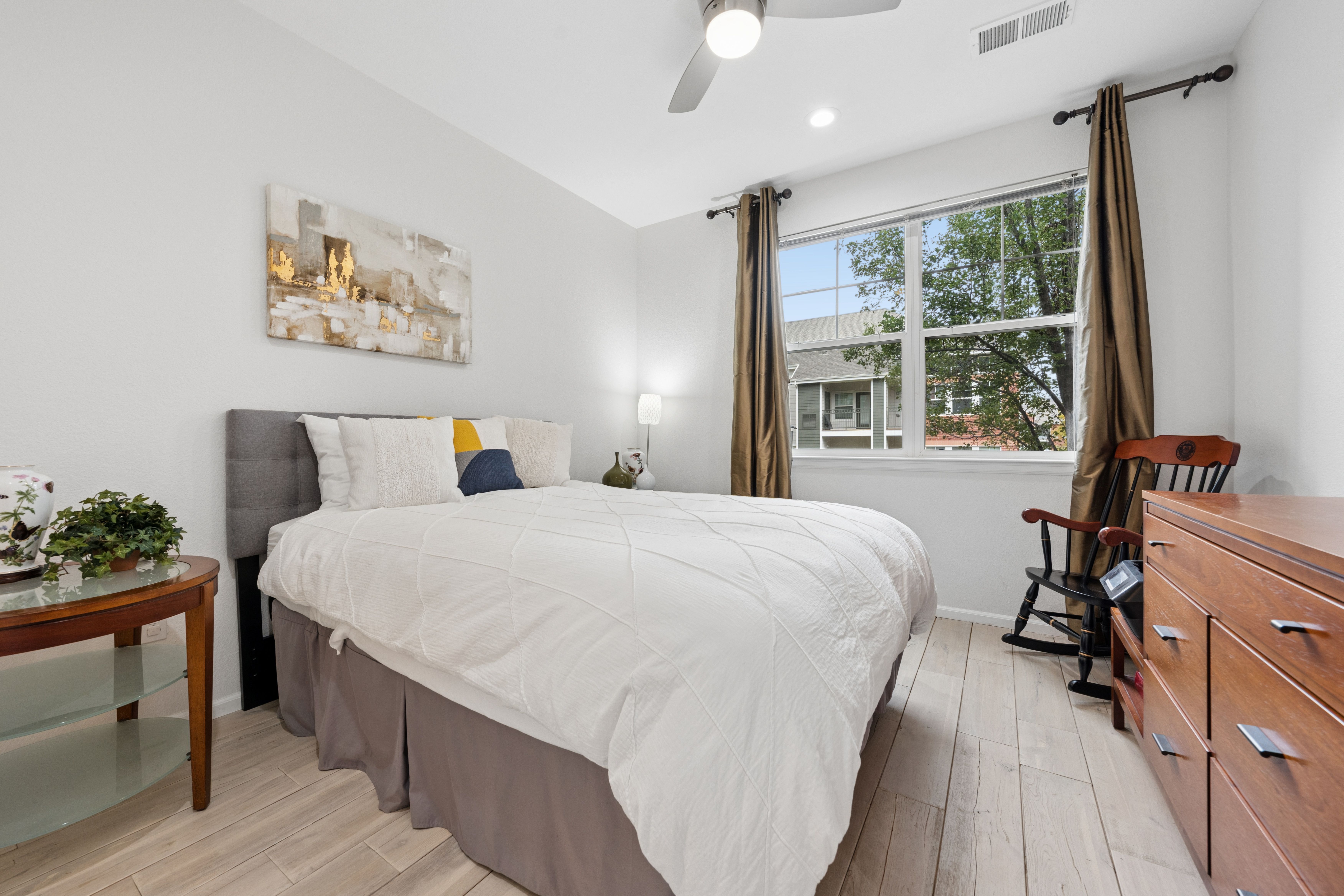  Turnkey Home Offers a Bright and Flexible Floor Plan - 物件實景