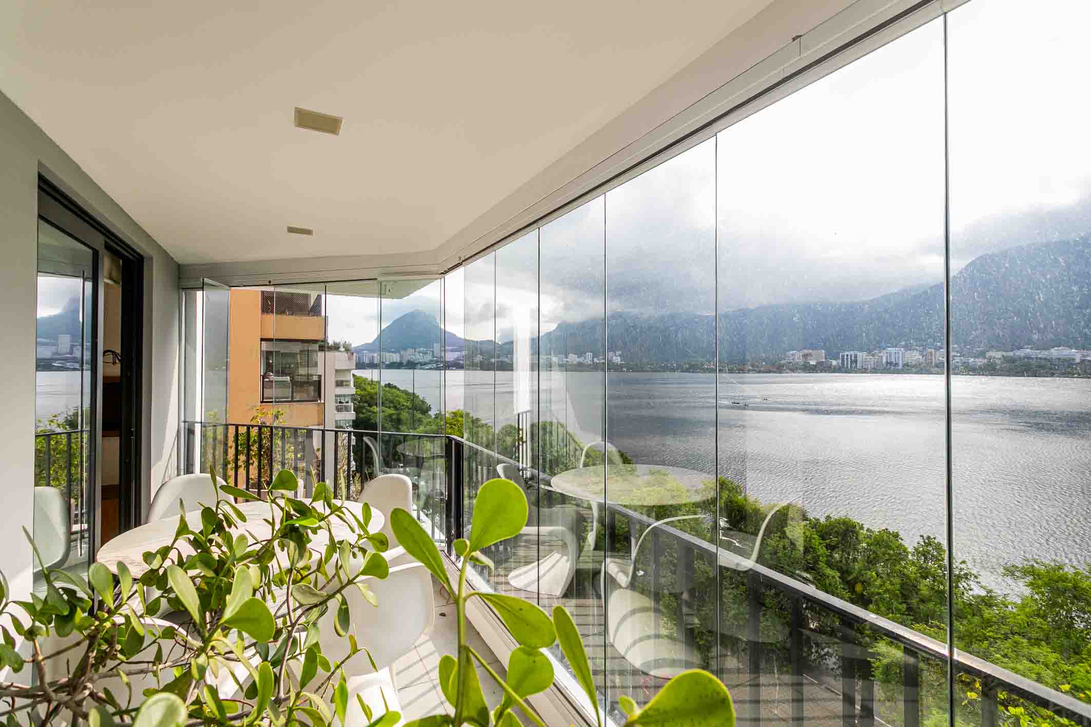  1,076 sq. ft apartment with panoramic Lagoa views and signed design - 物件實景