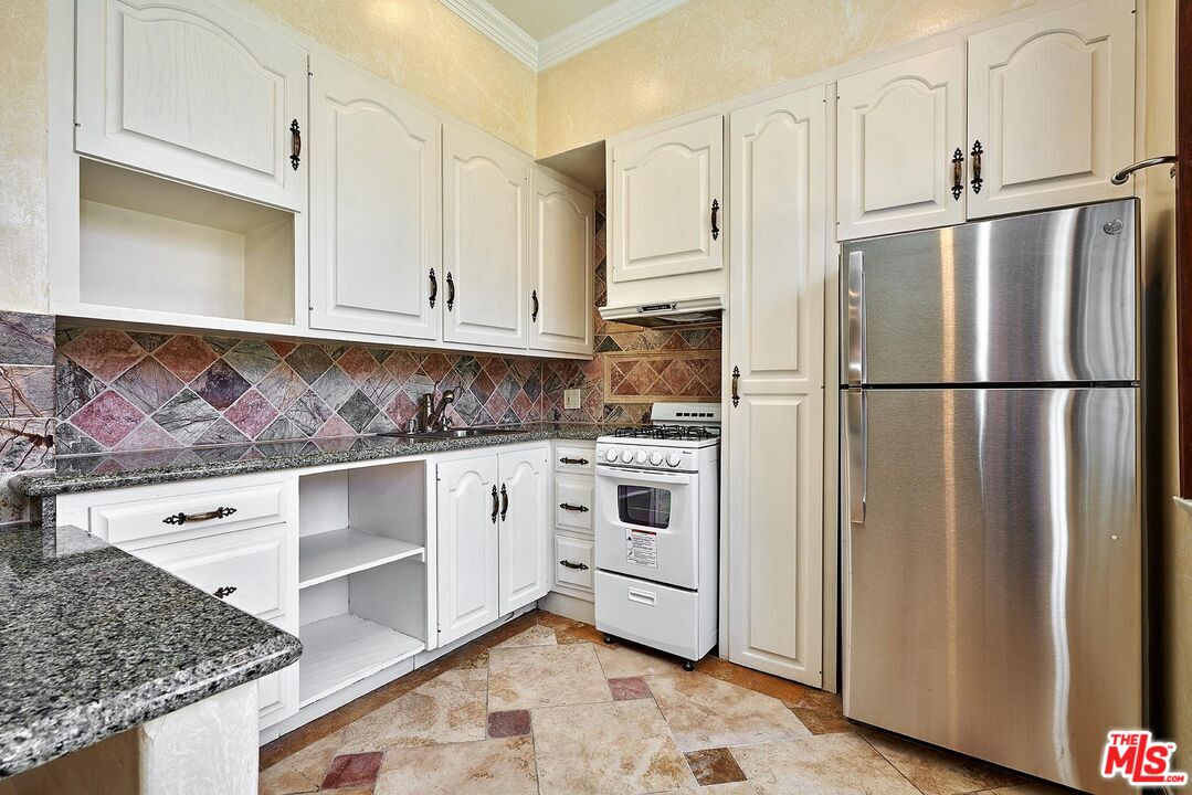 Los Angeles, California, 90004, United States, 4 Bedrooms Bedrooms, ,3 BathroomsBathrooms,Residential,For Sale,1876401