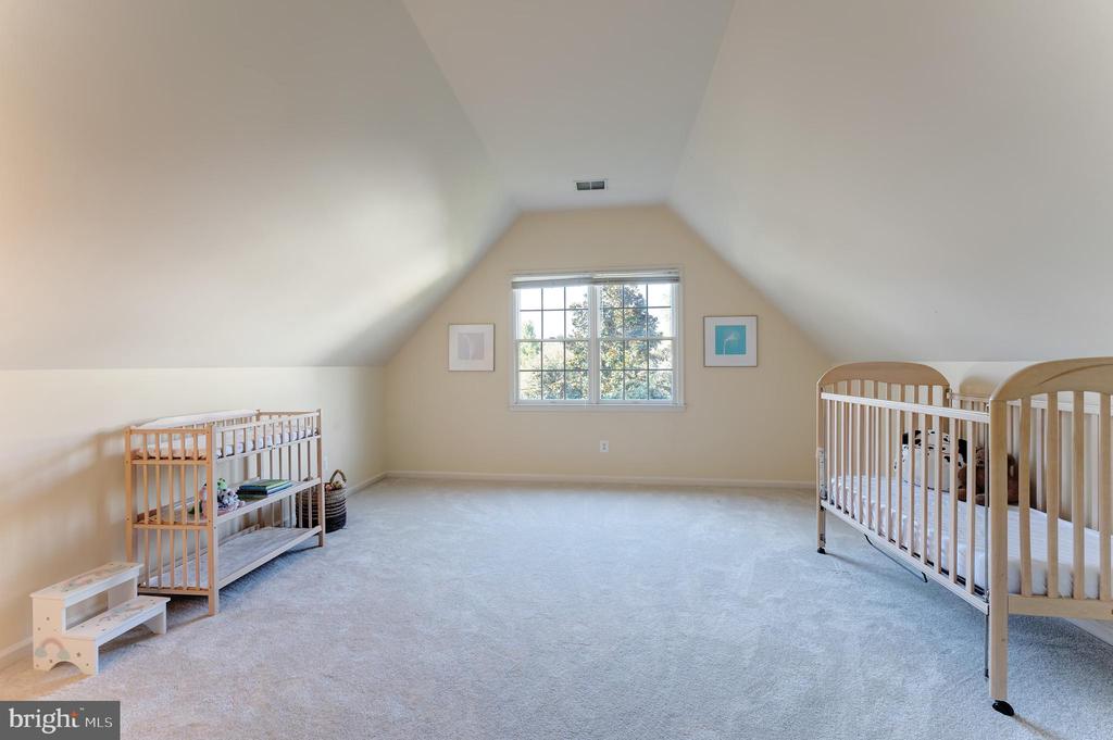 Herndon, Virginia, 20171, United States, 4 Bedrooms Bedrooms, ,5 BathroomsBathrooms,Residential,For Sale,1974486