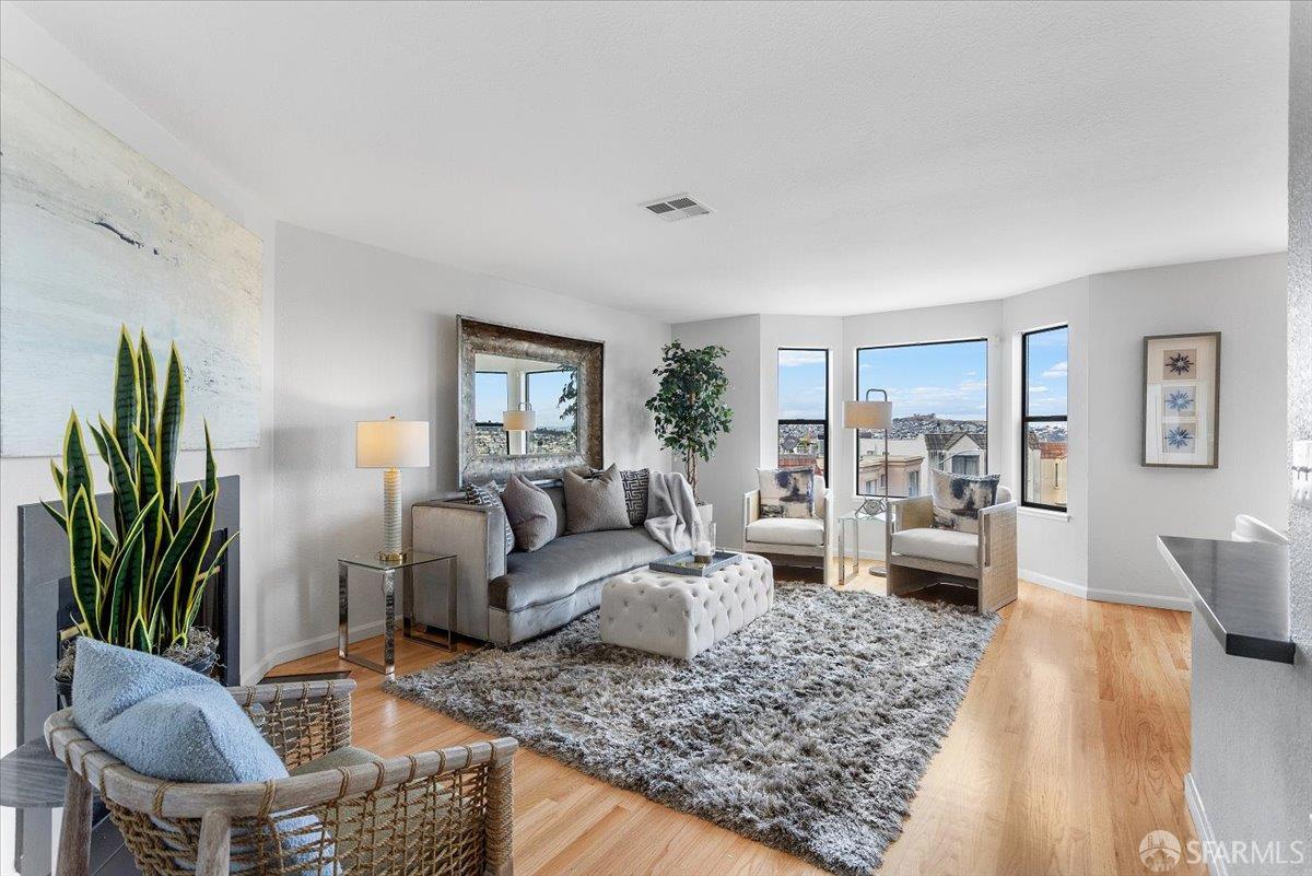 San Francisco, California, 94124, United States, 3 Bedrooms Bedrooms, ,2 BathroomsBathrooms,Residential,For Sale,2001801