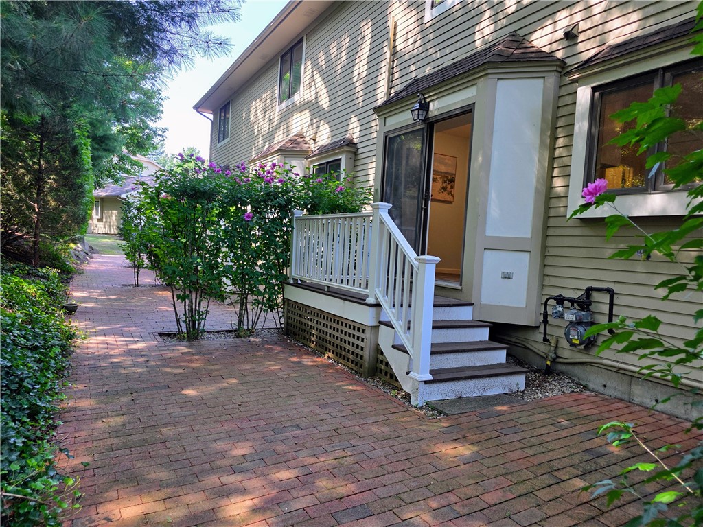 Cranston, Rhode Island, 02920, United States, 2 Bedrooms Bedrooms, ,3 BathroomsBathrooms,Residential,For Sale,1913693
