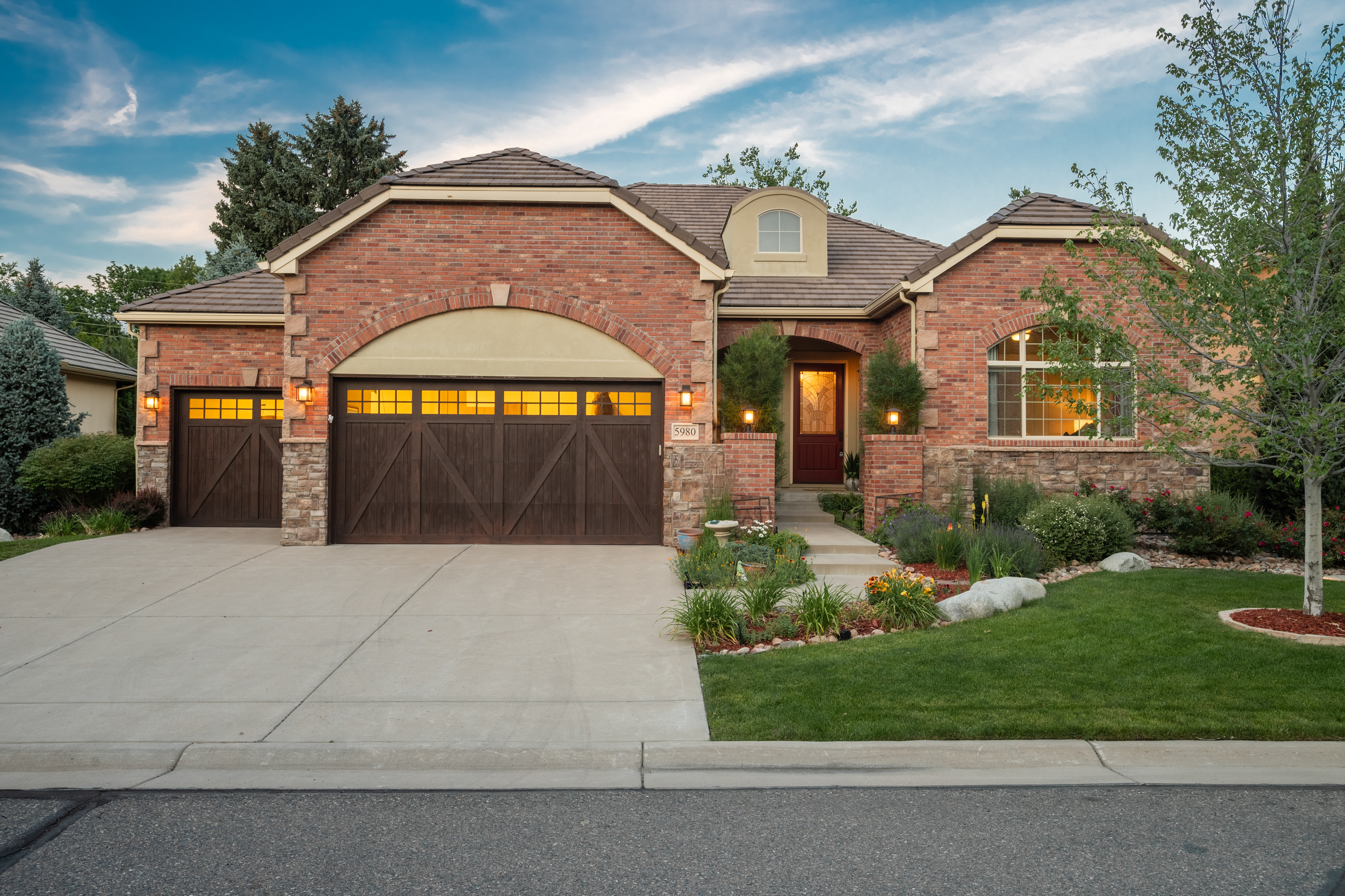  Orchard Park Patio Home with Wolf Kitchen, Spa Suite & Backyard BBQ Oasis - 物件實景