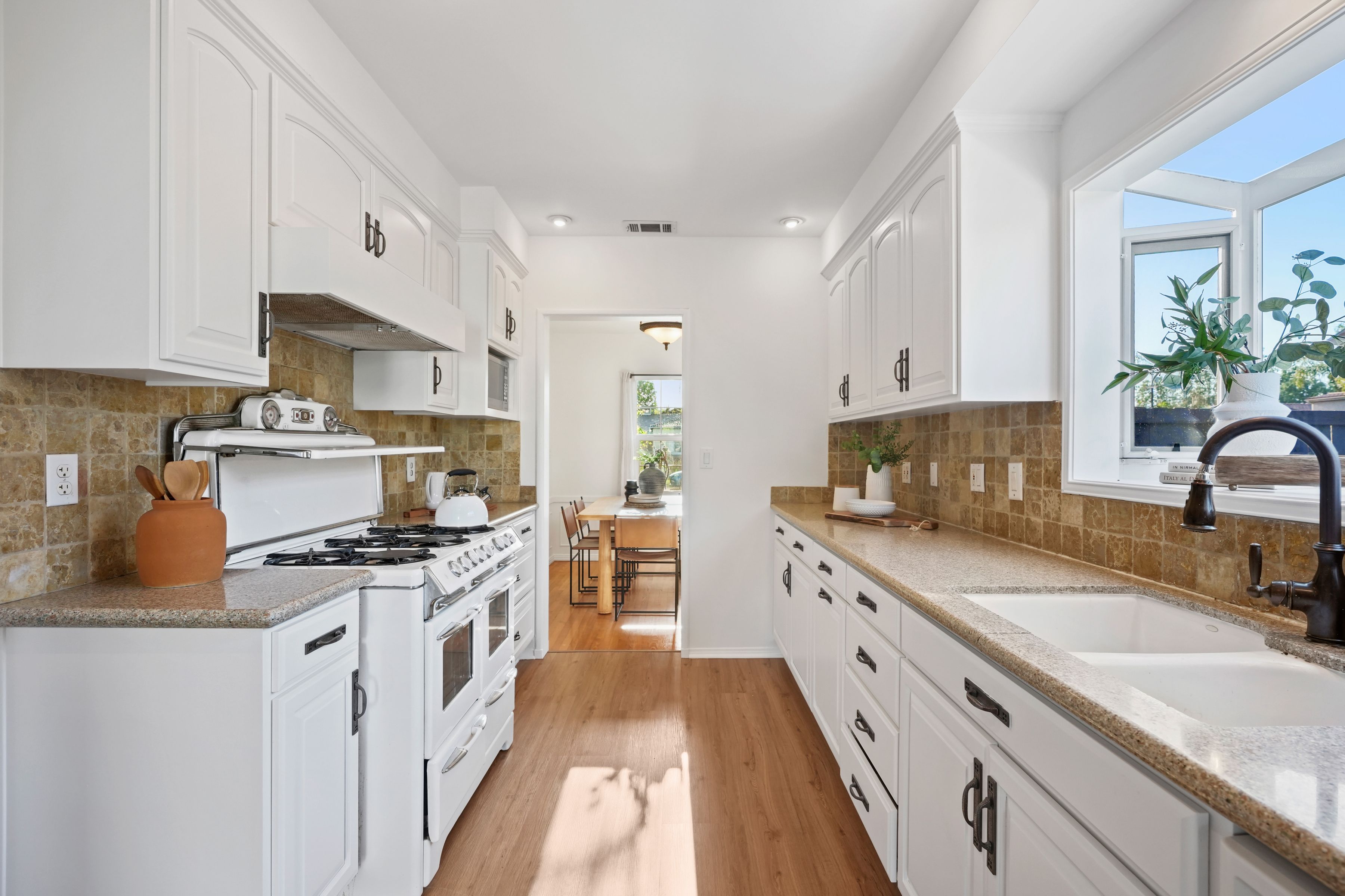  6506 Colbath Avenue - 物件實景