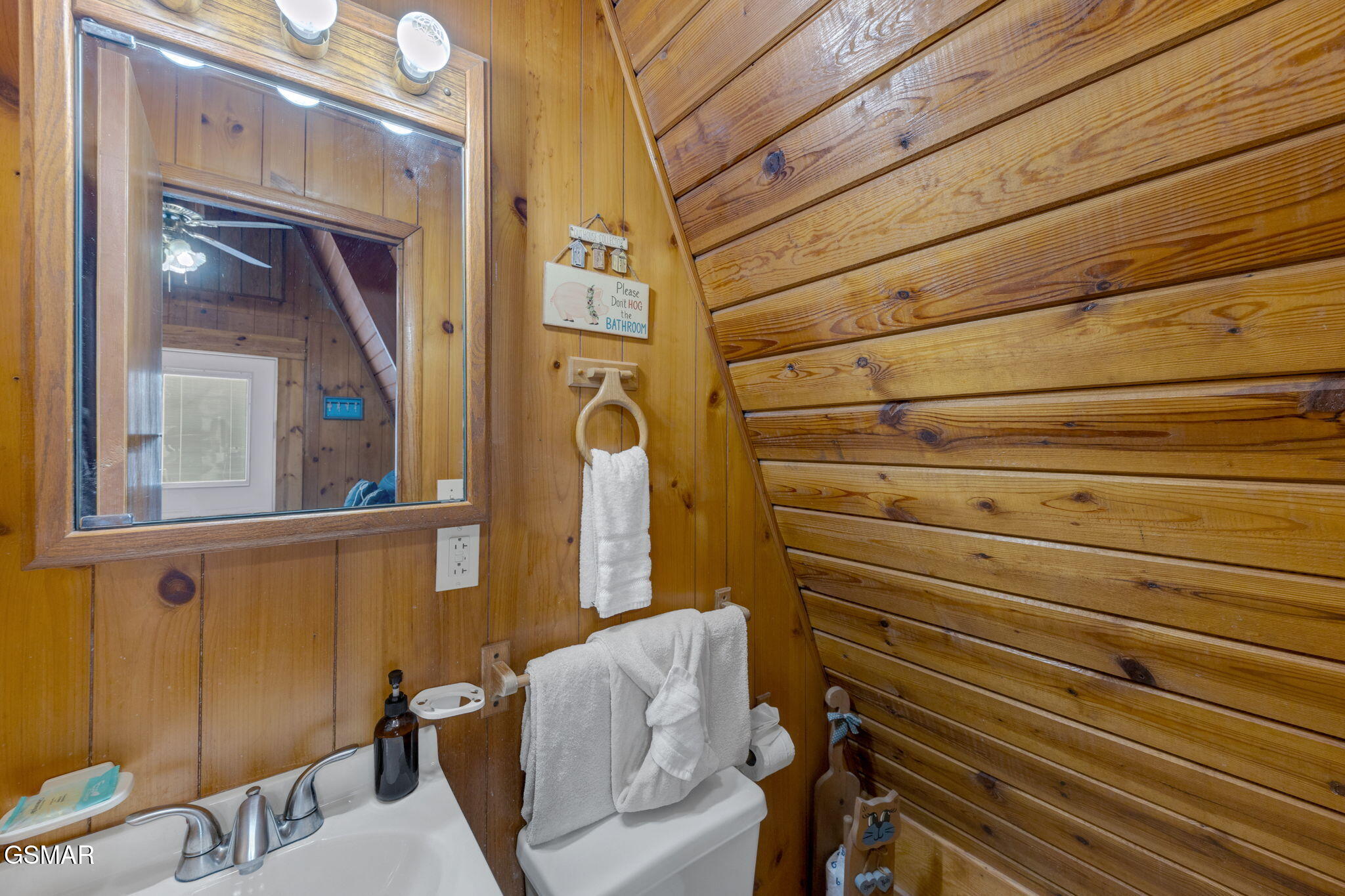 Gatlinburg, Tennessee, 37738, United States, 2 Bedrooms Bedrooms, ,2 BathroomsBathrooms,Residential,For Sale,1979634