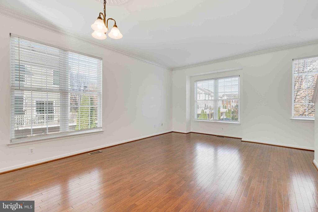 Chantilly, Virginia, 20152, United States, 4 Bedrooms Bedrooms, ,3 BathroomsBathrooms,Residential,For Sale,1988850