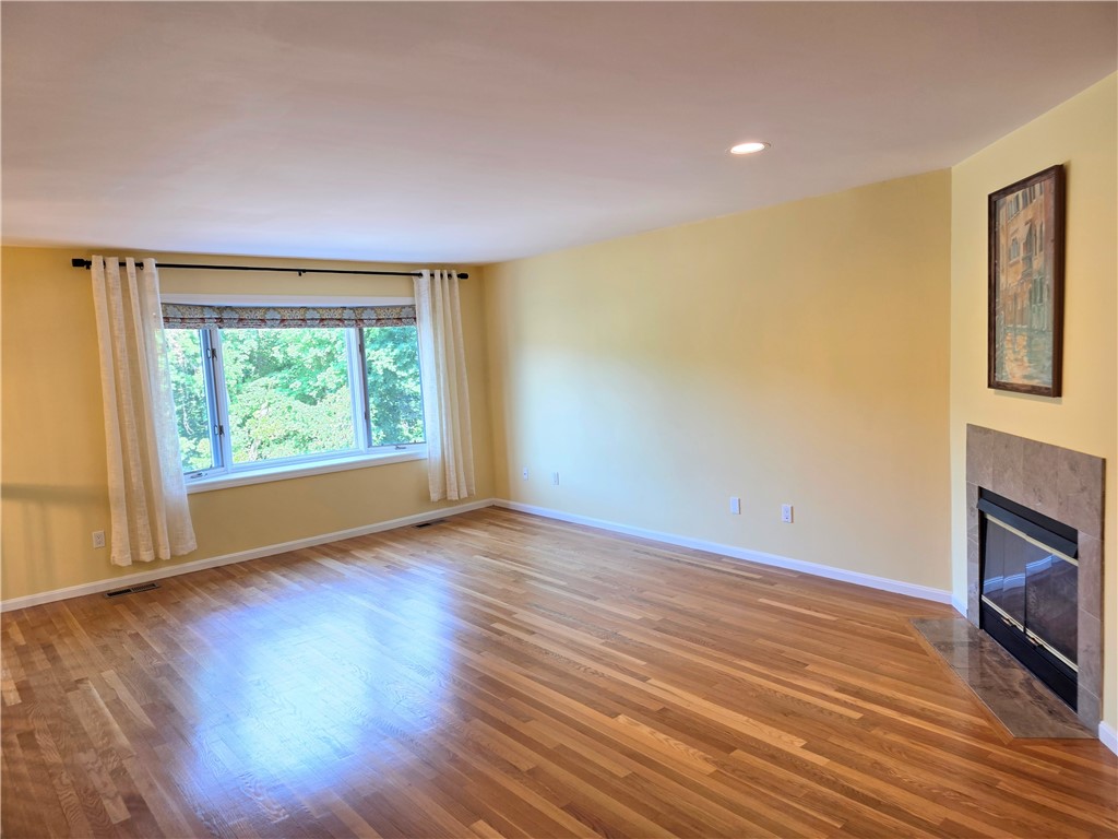 Cranston, Rhode Island, 02920, United States, 2 Bedrooms Bedrooms, ,3 BathroomsBathrooms,Residential,For Sale,1913693