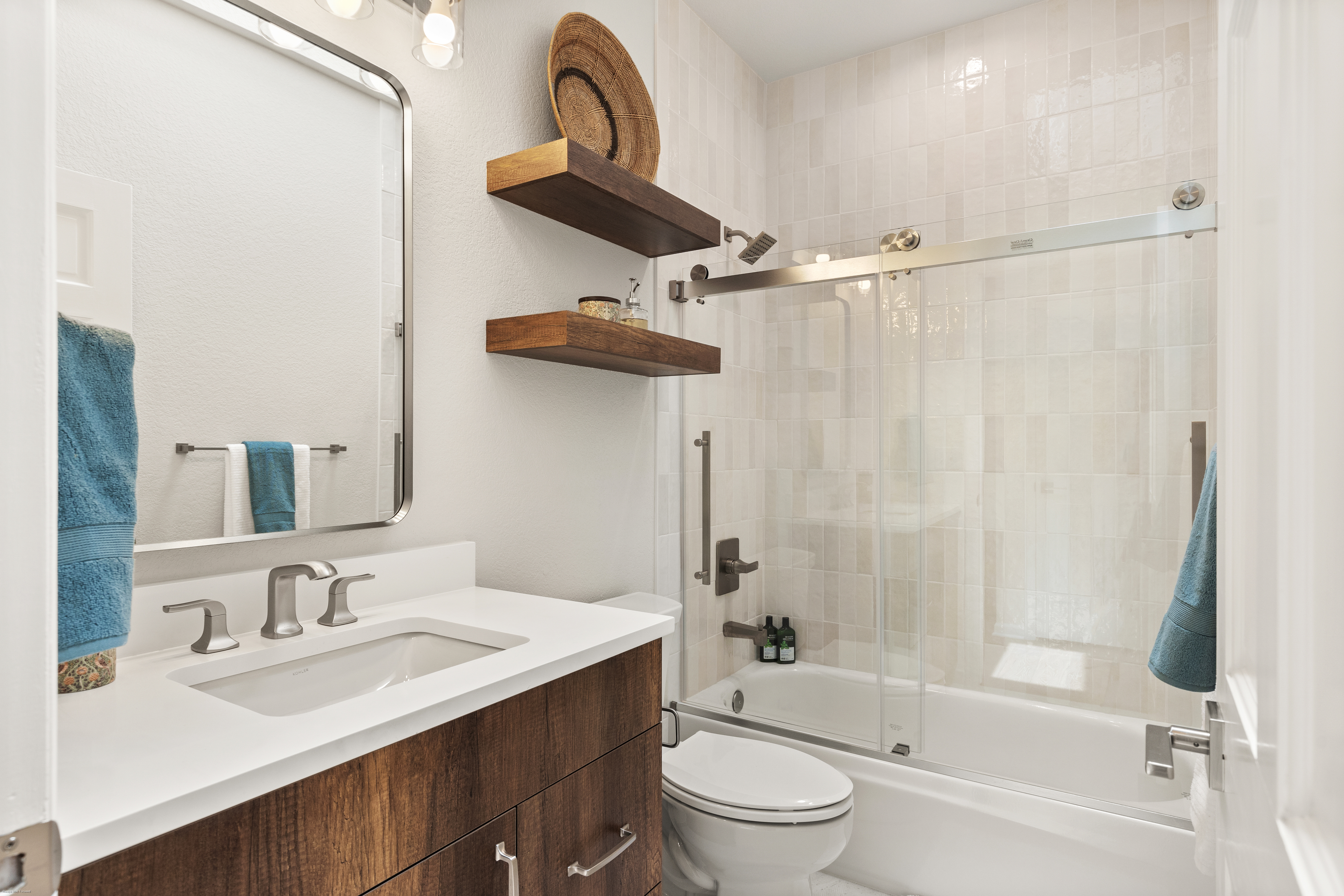  Extensively Renovated Main-Level Living - 物件實景