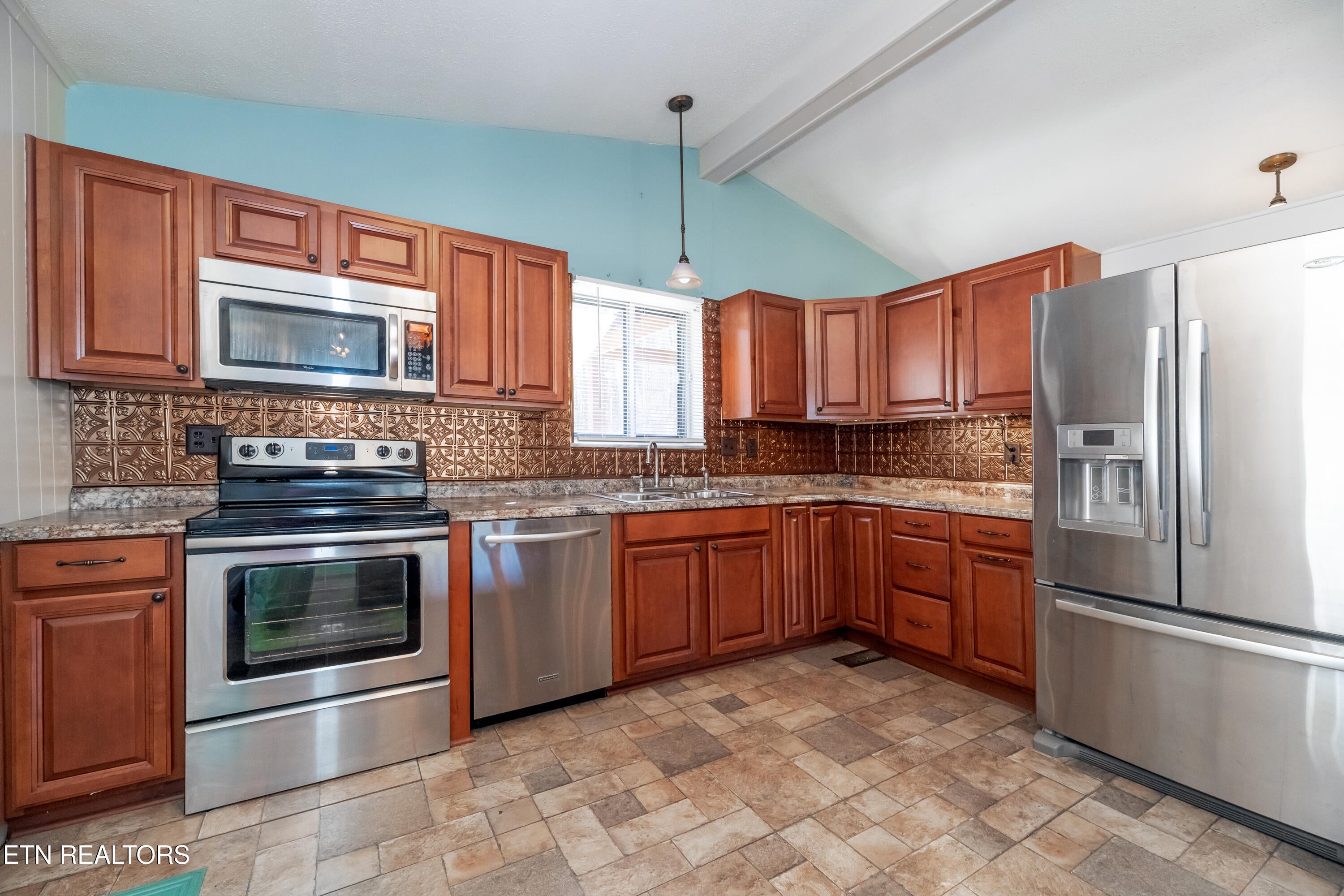 Kingston, Tennessee, 37763, United States, 4 Bedrooms Bedrooms, ,2 BathroomsBathrooms,Residential,For Sale,1850239