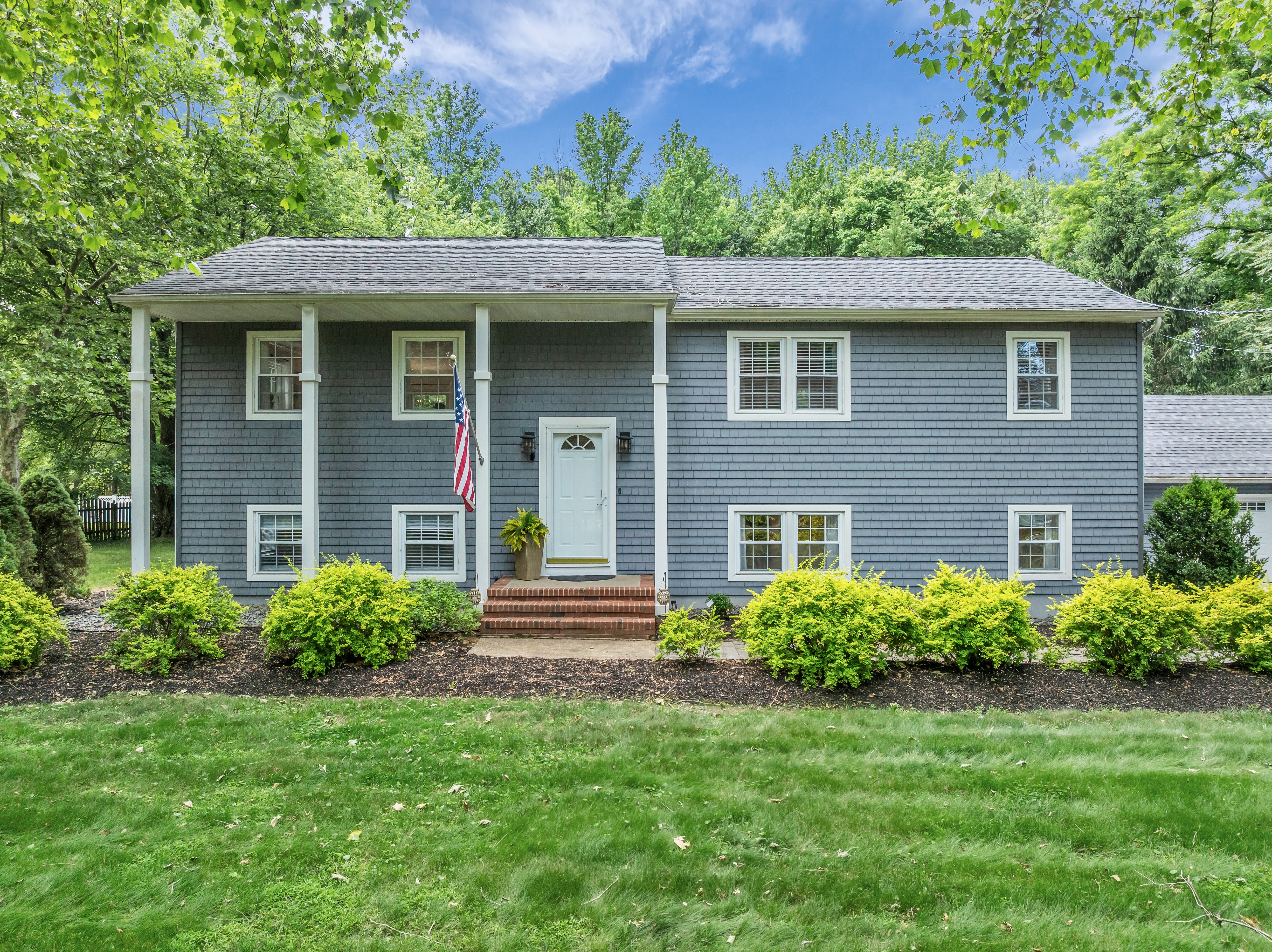  Beautiful Updated Bi-Level Home - 840 Nutswamp Road, Red Bank - 物件實景
