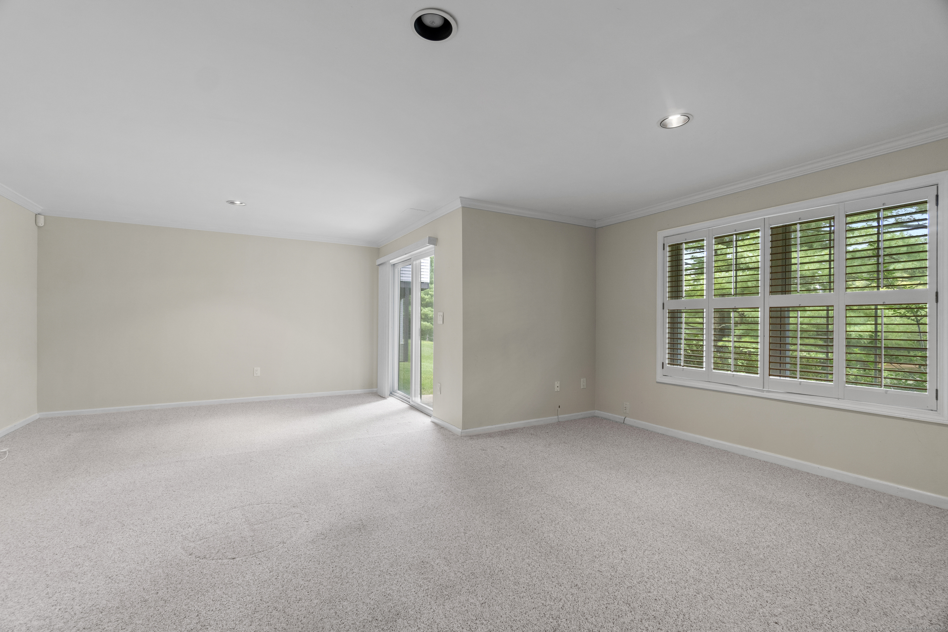 Danbury, Connecticut, 06811, United States, 2 Bedrooms Bedrooms, ,3 BathroomsBathrooms,Residential,For Sale,1932633