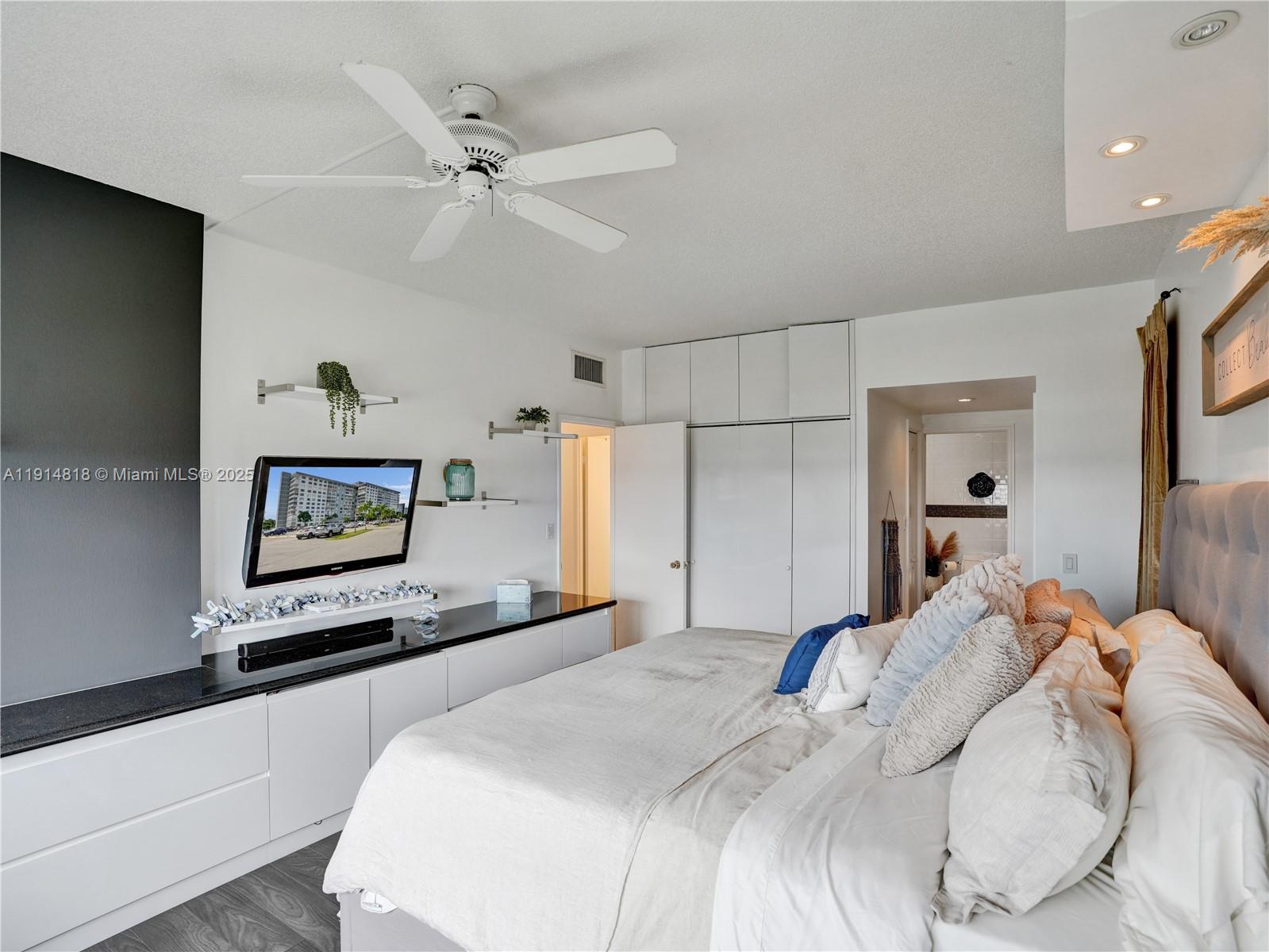 Hollywood, Florida, 33021, United States, 2 Bedrooms Bedrooms, ,3 BathroomsBathrooms,Residential,For Sale,1997464