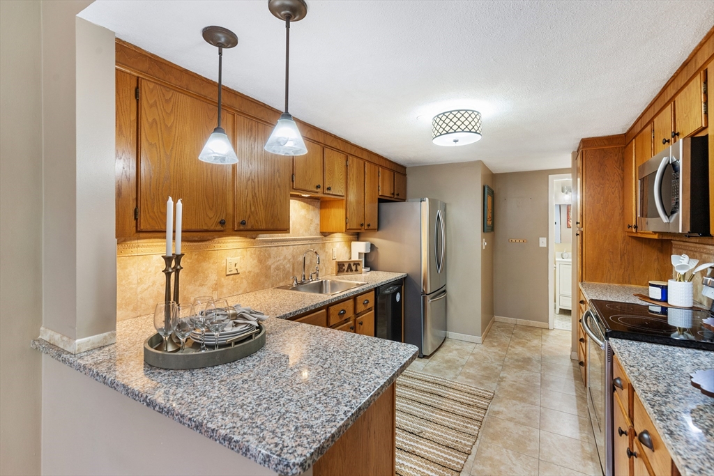 Lynnfield, Massachusetts, 01940, United States, 2 Bedrooms Bedrooms, ,3 BathroomsBathrooms,Residential,For Sale,1979659