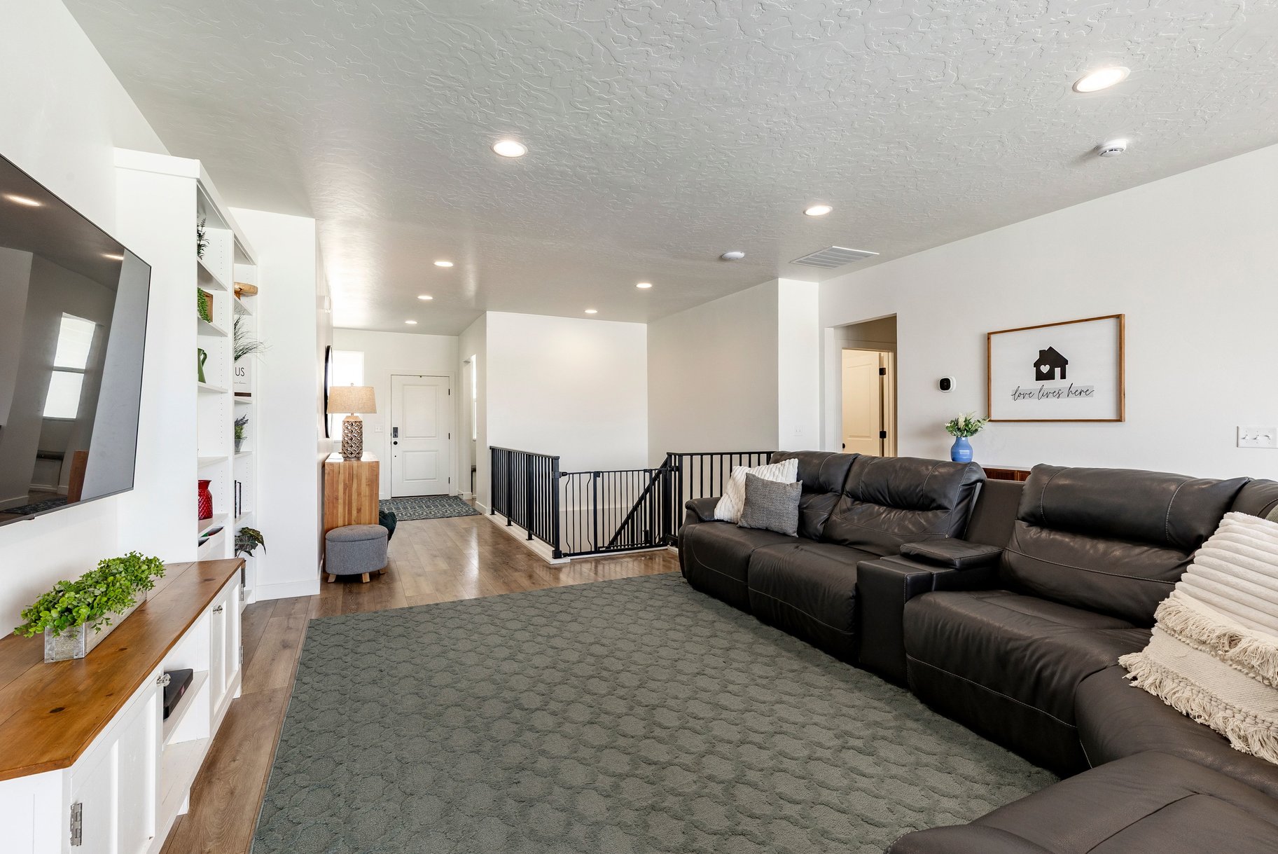  Spacious rambler with ADU. Open design and backyard made for living. - 物件實景