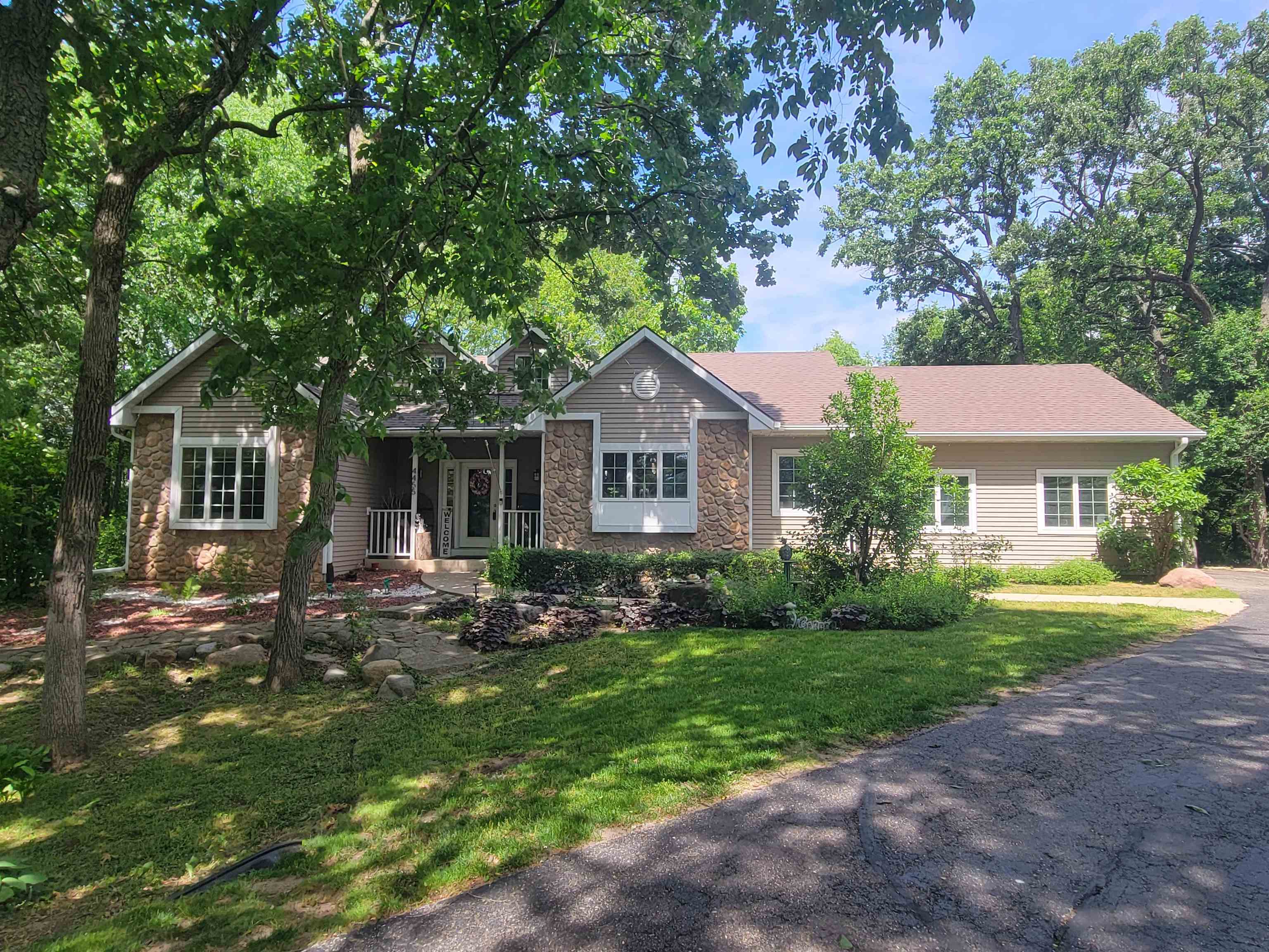 Janesville, Wisconsin, 53546, United States, 4 Bedrooms Bedrooms, ,4 BathroomsBathrooms,Residential,For Sale,2026156