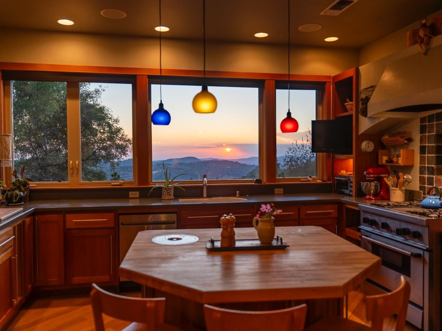 Nevada City, California, 95959, United States, 3 Bedrooms Bedrooms, ,3 BathroomsBathrooms,Residential,For Sale,1987910