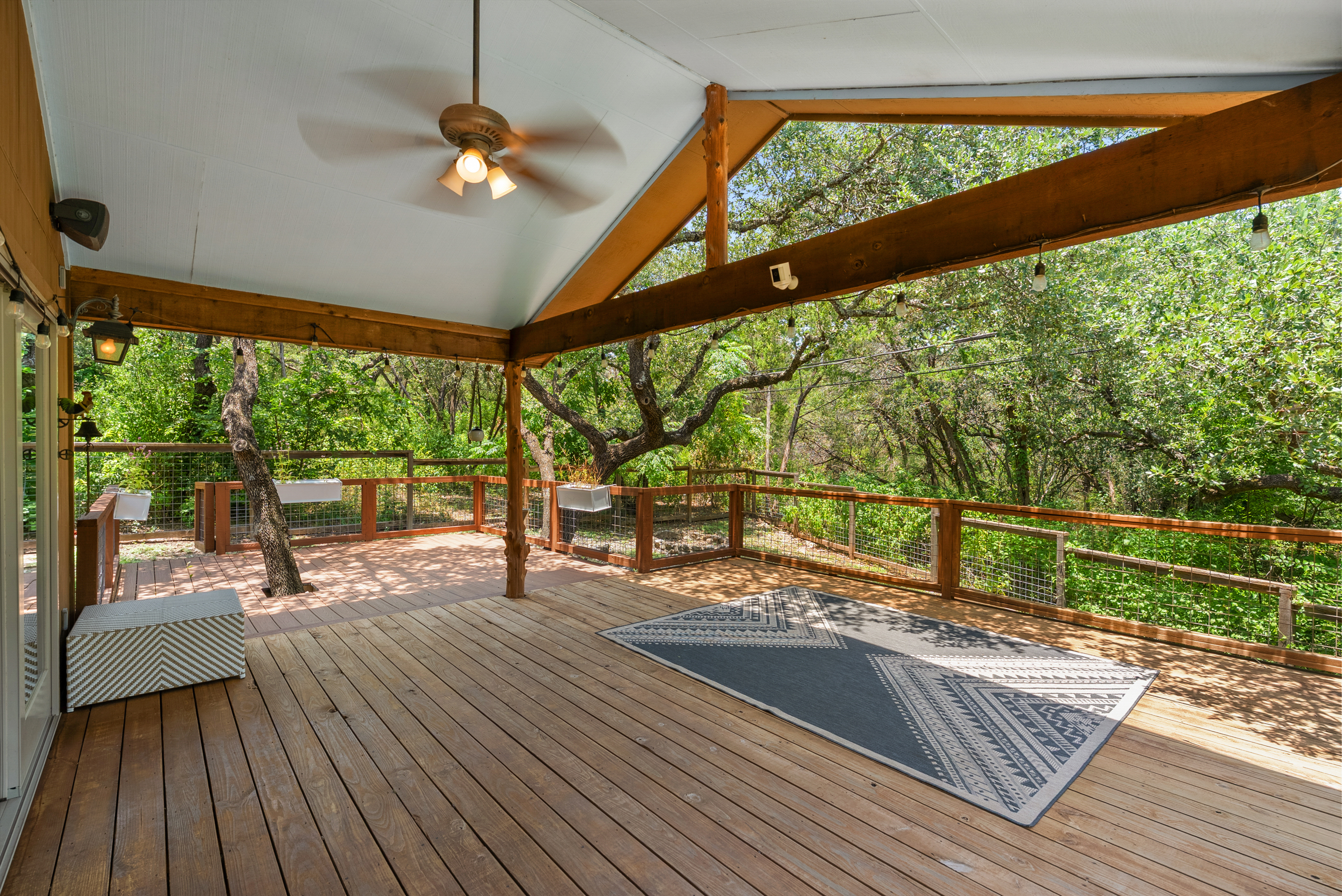  Thoughtfully Updated. Wonderfully Private. Move-In Ready - 物件實景