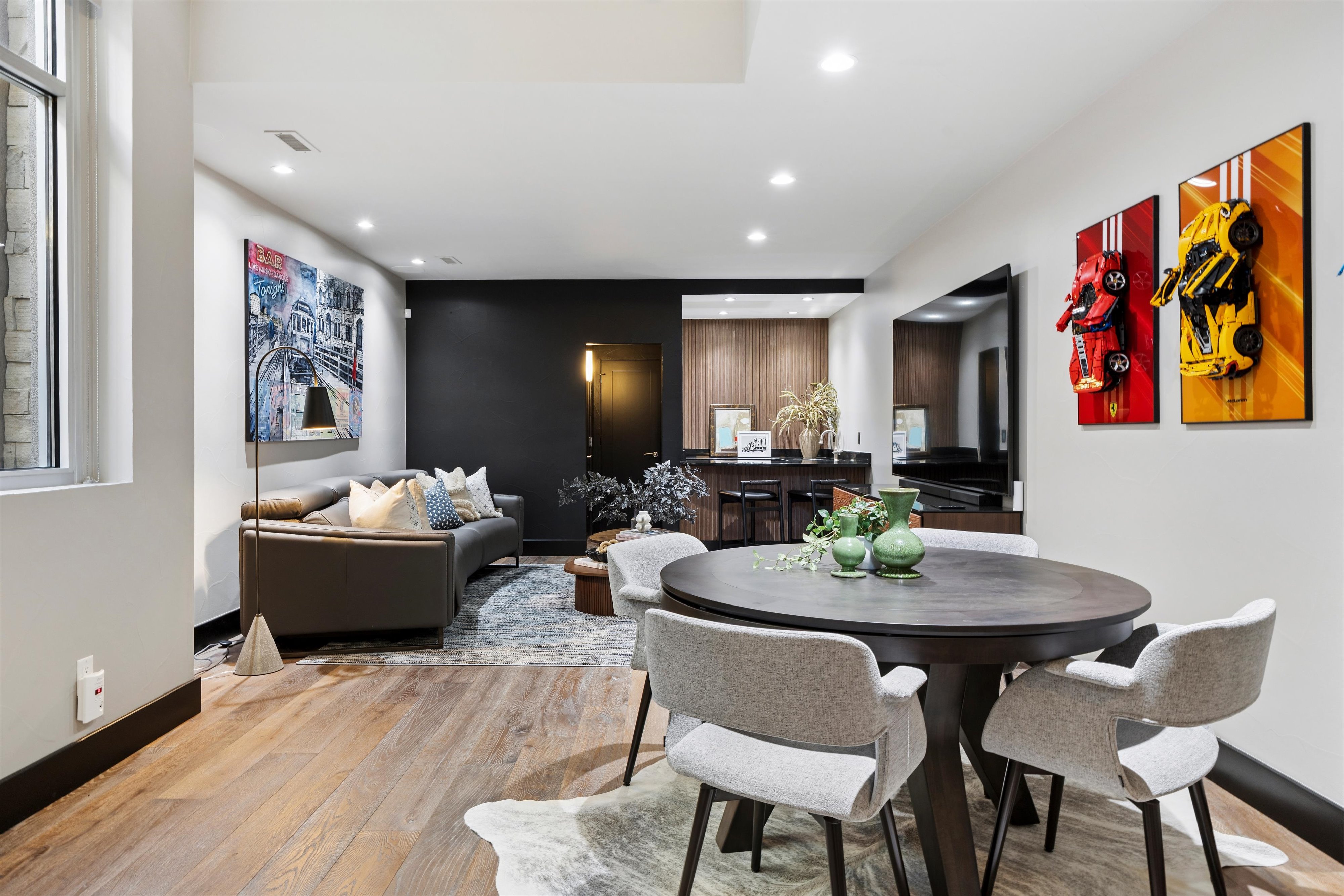  Contemporary residence combines sophisticated design with functional floor plan - 物件實景