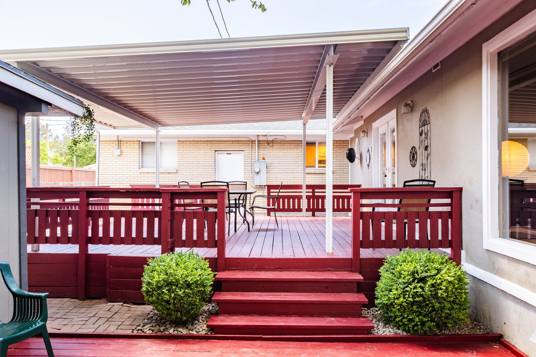  Ranch Style Home with a Large Sunroom - 物件實景