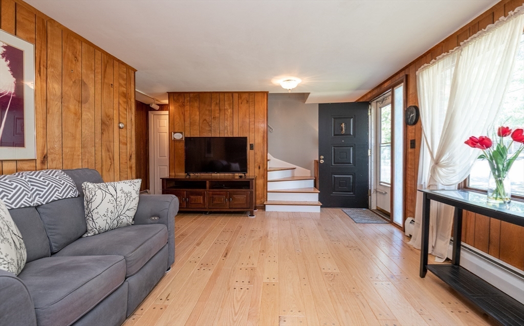 Salem, Massachusetts, 01970, United States, 2 Bedrooms Bedrooms, ,2 BathroomsBathrooms,Residential,For Sale,1944835